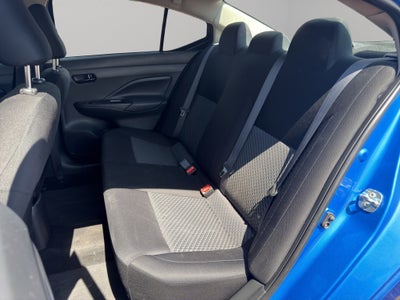2023 Nissan Versa 4 pts. Advance, TM5, a/ac., f. niebla, RA-16 (cambio de línea)