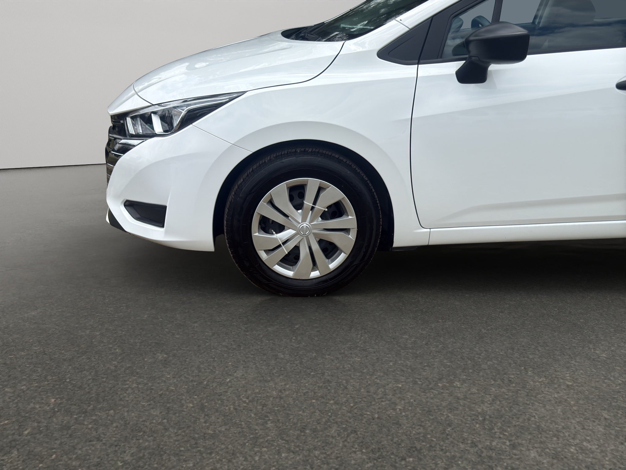 2025 Nissan Versa 4 pts. Sense, TM5, a/ac., R-15 (línea anterior)