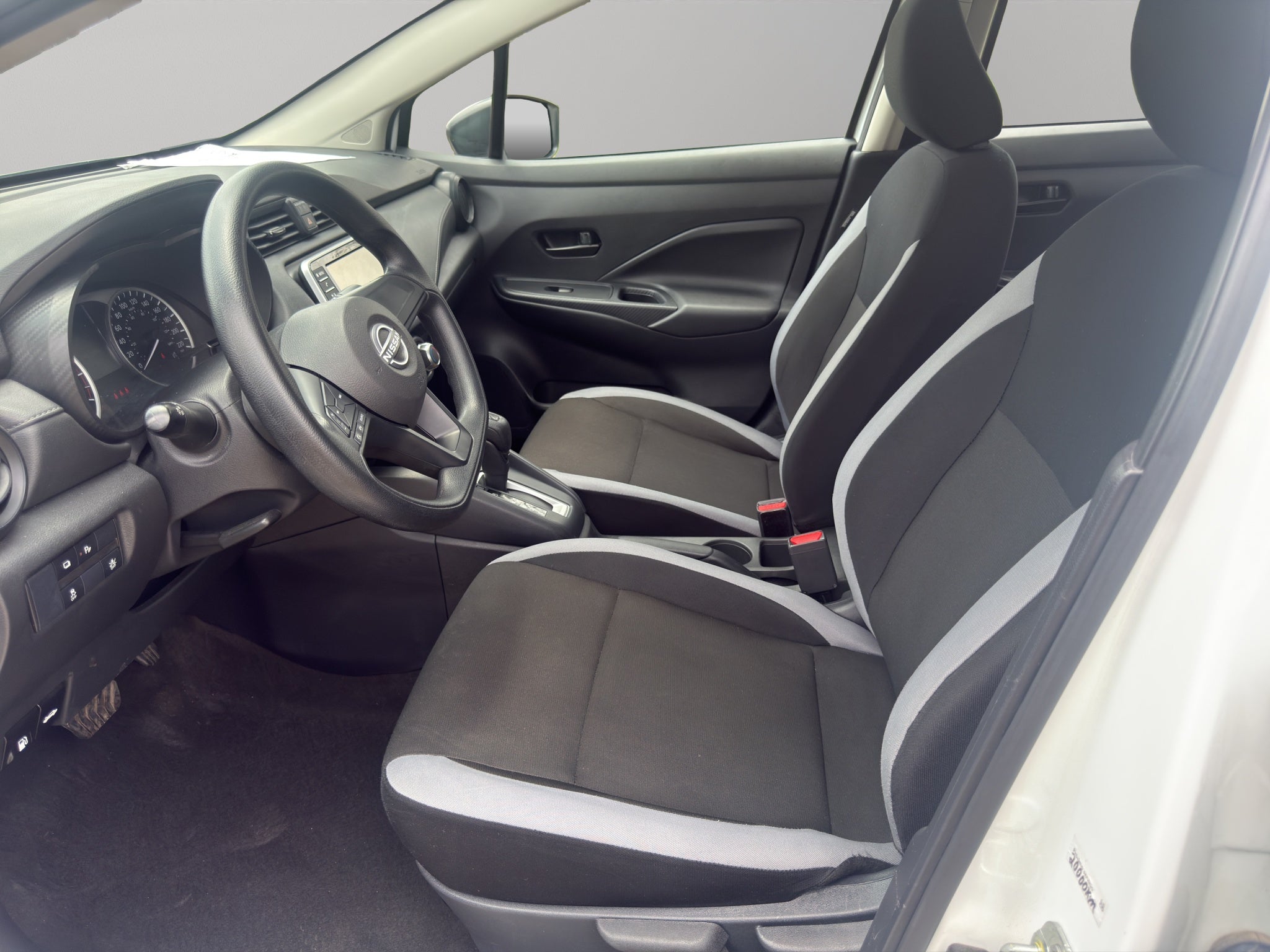 2025 Nissan Versa 4 pts. Sense, TM5, a/ac., R-15 (línea anterior)