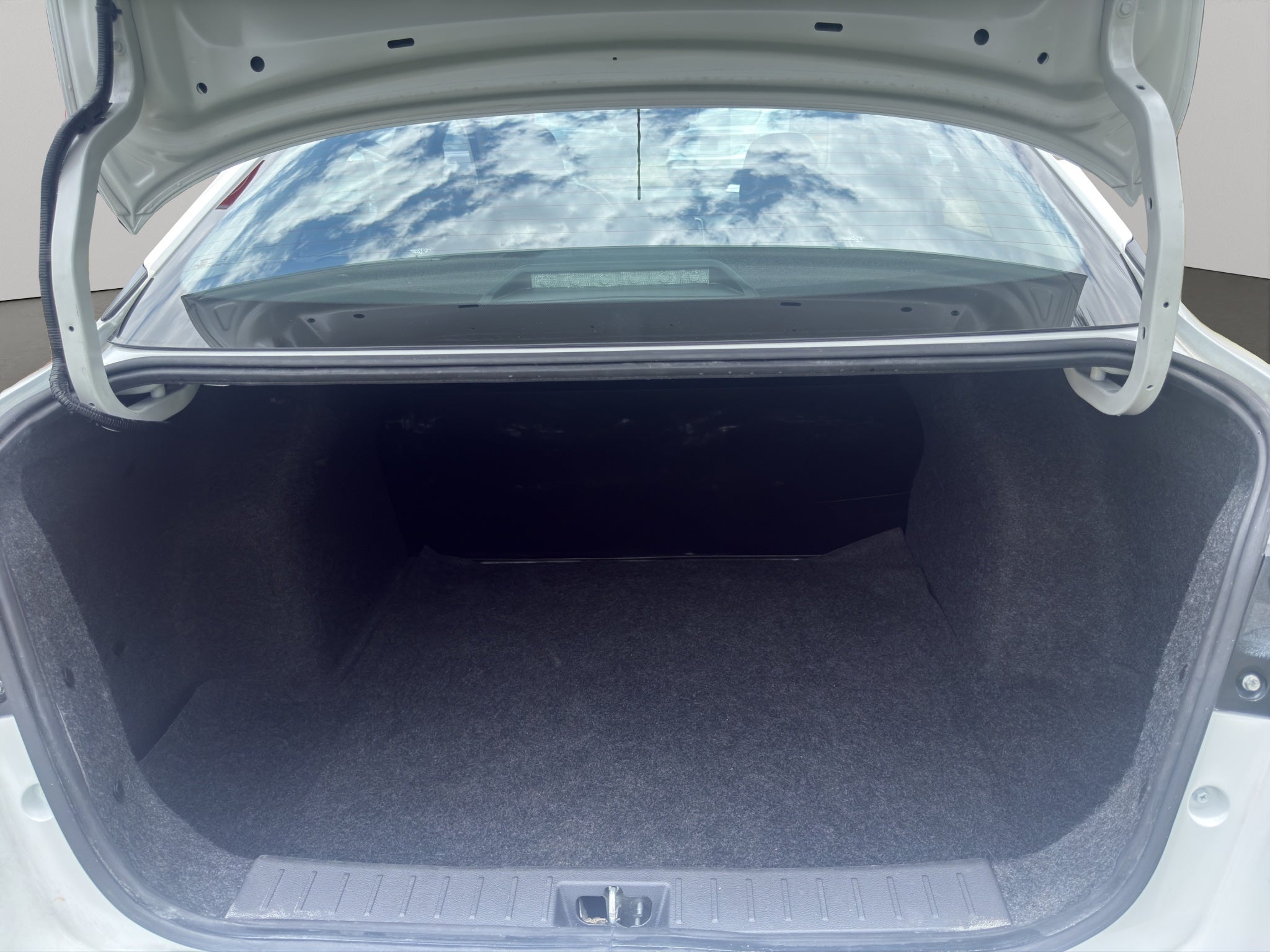2025 Nissan Versa 4 pts. Sense, TM5, a/ac., R-15 (línea anterior)