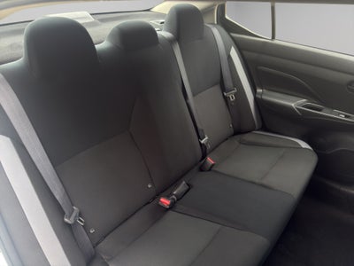 2025 Nissan Versa 4 pts. Sense, TM5, a/ac., R-15 (línea anterior)