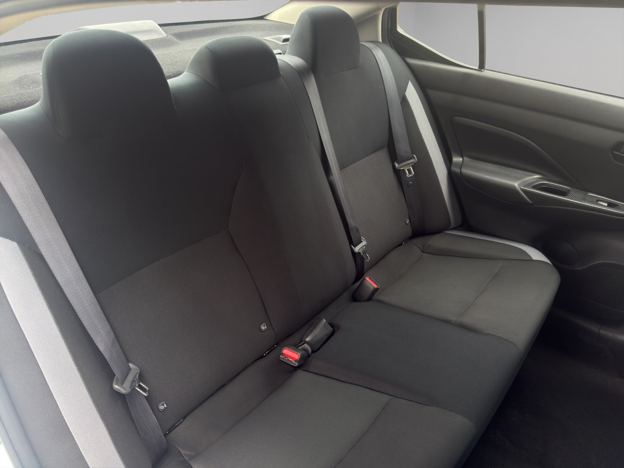 2025 Nissan Versa 4 pts. Sense, TM5, a/ac., R-15 (línea anterior)