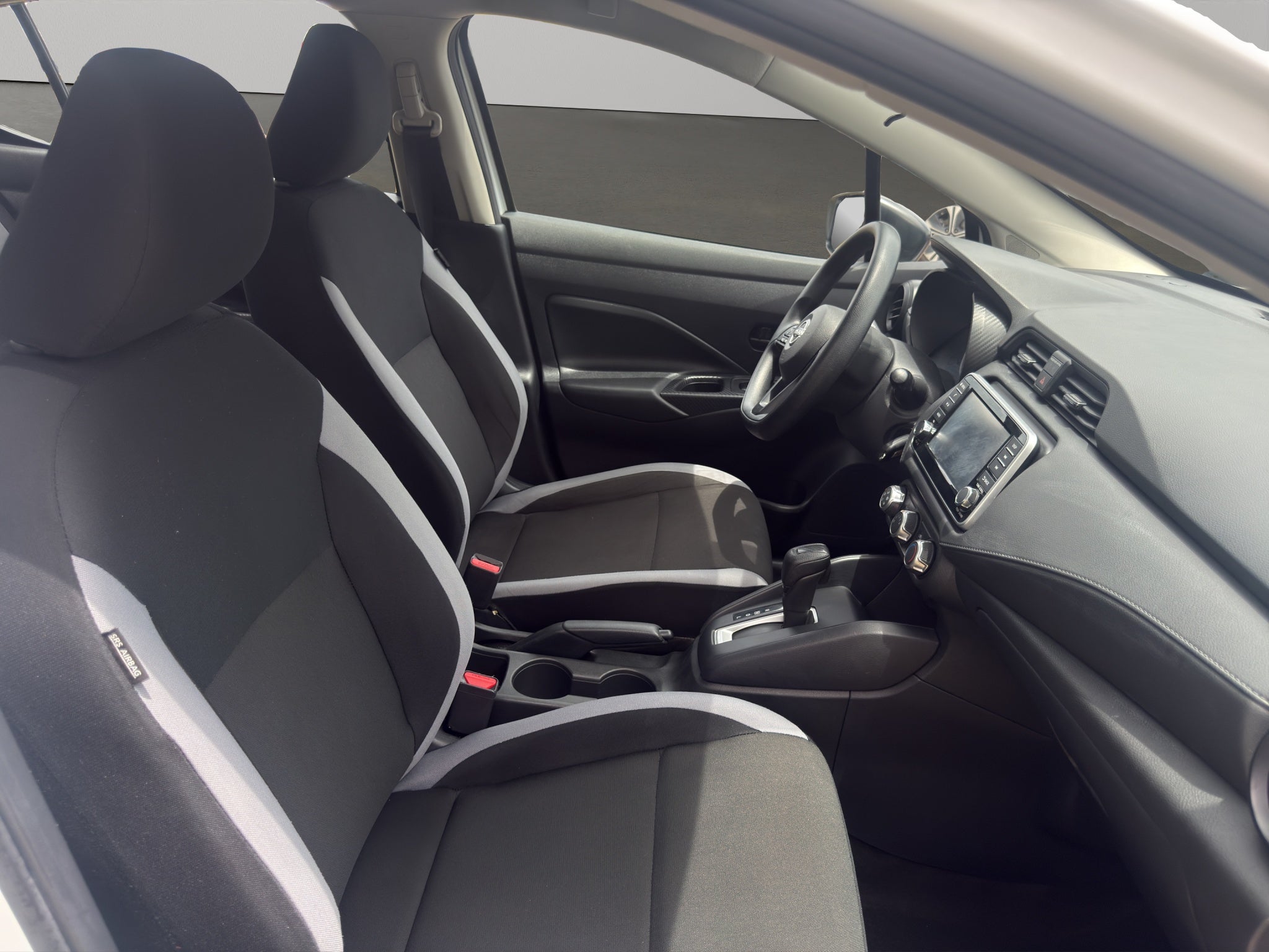 2025 Nissan Versa 4 pts. Sense, TM5, a/ac., R-15 (línea anterior)