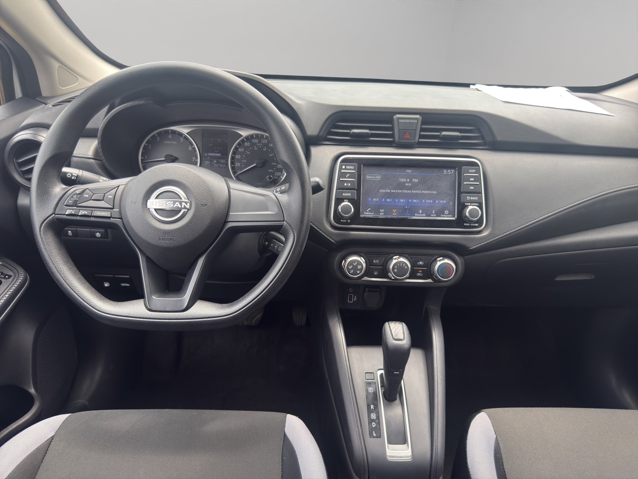 2025 Nissan Versa 4 pts. Sense, TM5, a/ac., R-15 (línea anterior)