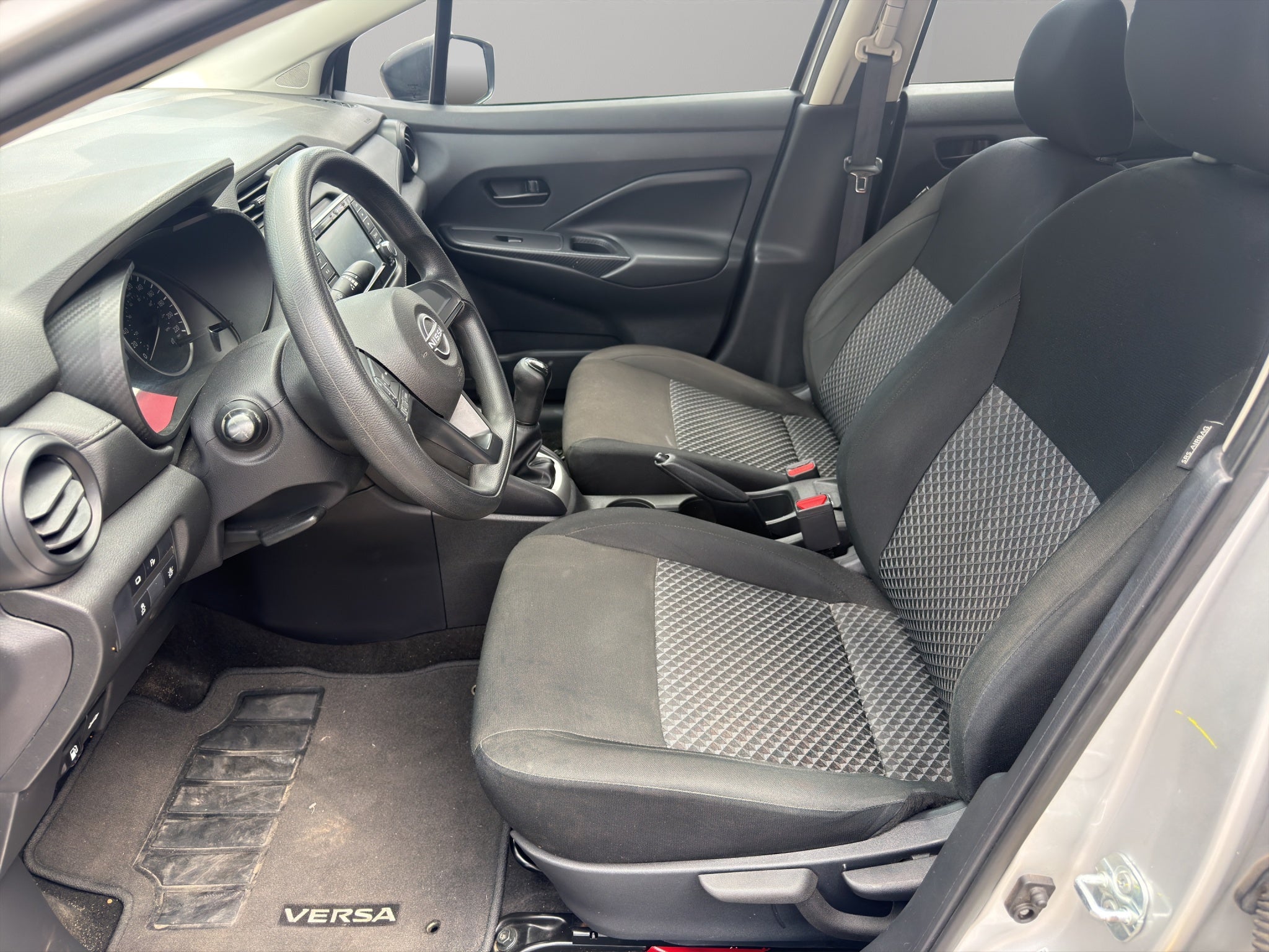 2024 Nissan Versa 4 pts. Sense, TM5, a/ac., R-15