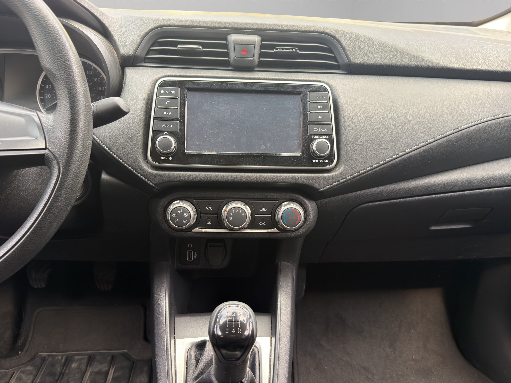 2024 Nissan Versa 4 pts. Sense, TM5, a/ac., R-15