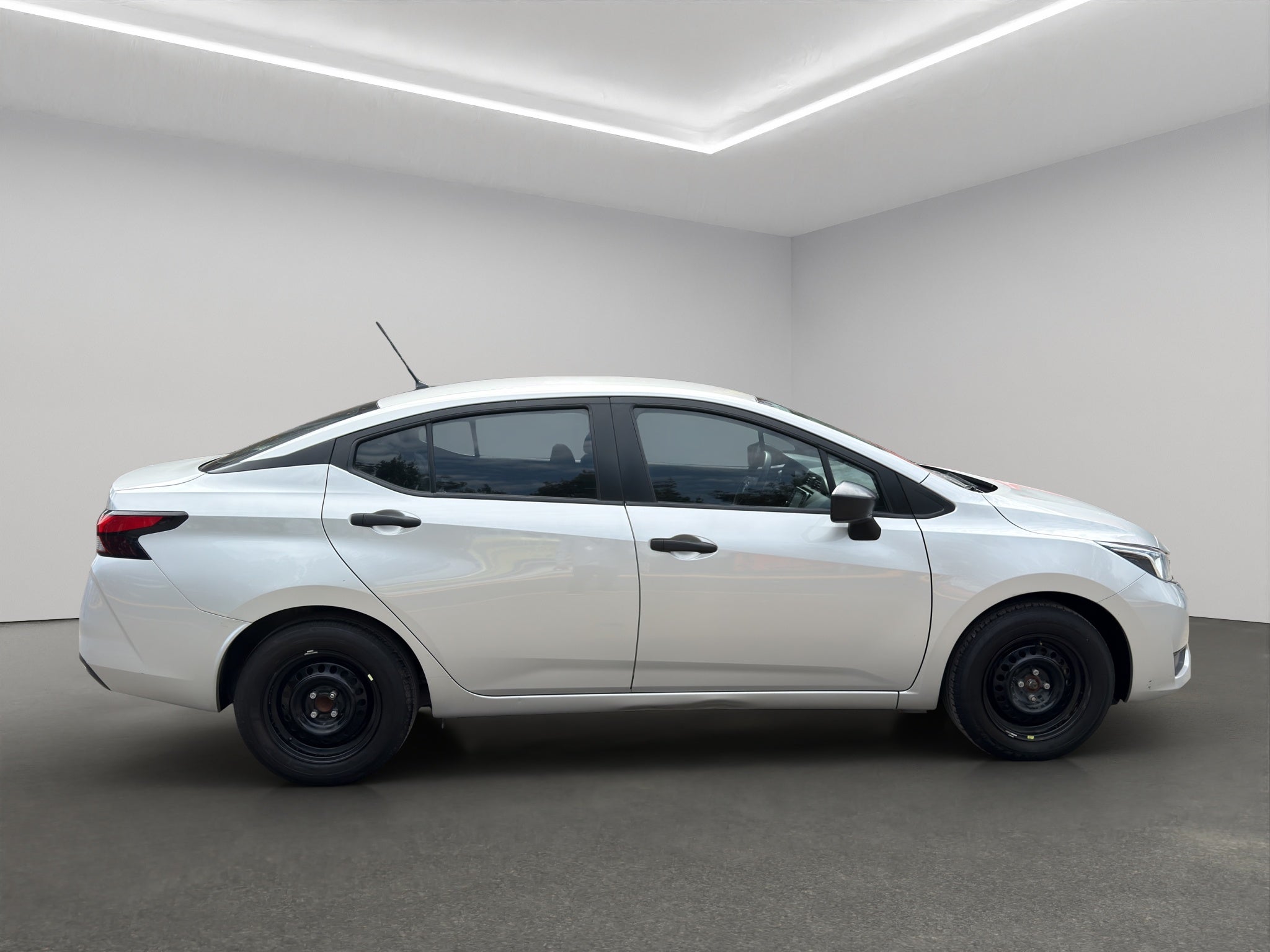 2024 Nissan Versa 4 pts. Sense, TM5, a/ac., R-15