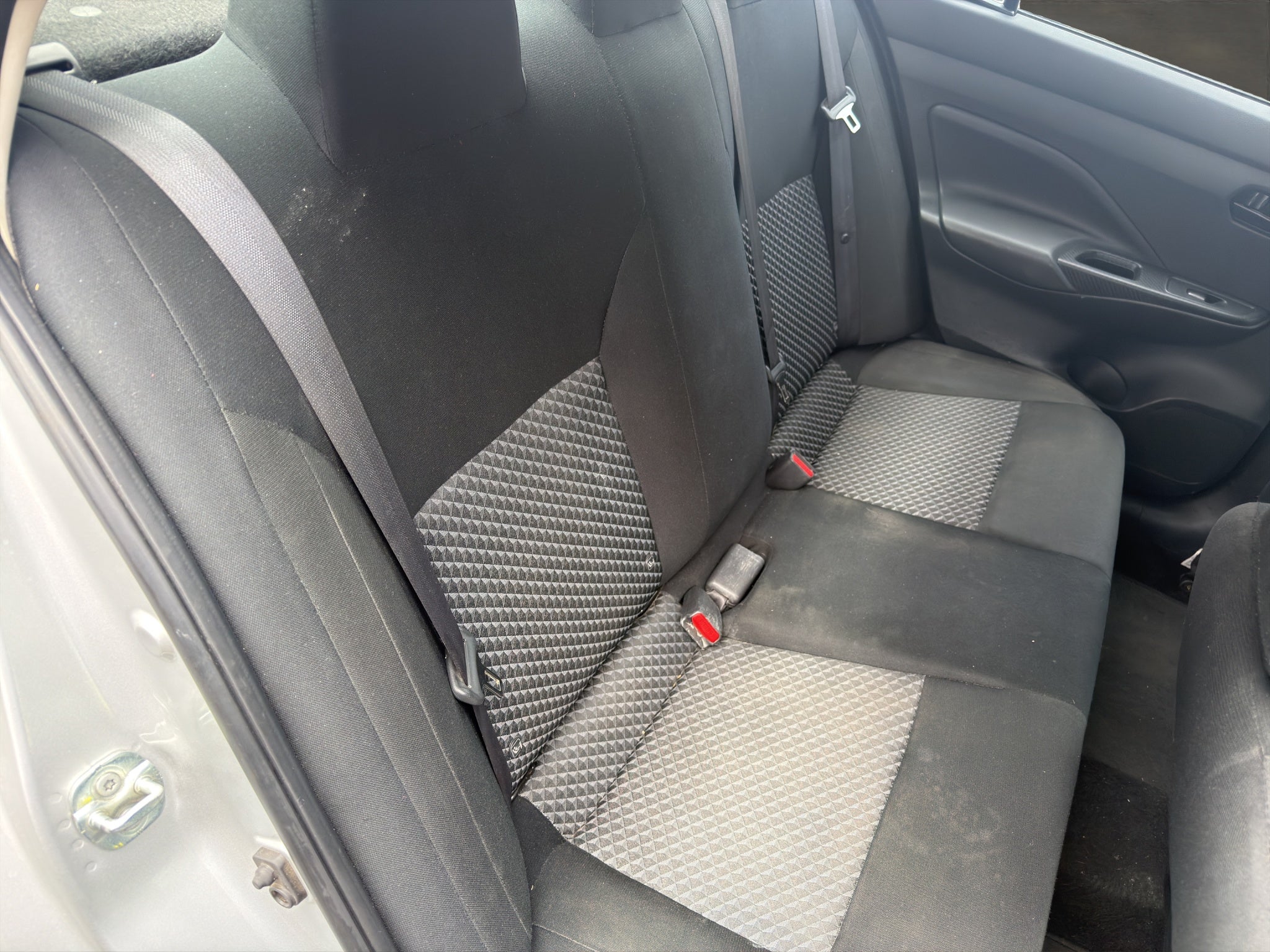 2024 Nissan Versa 4 pts. Sense, TM5, a/ac., R-15
