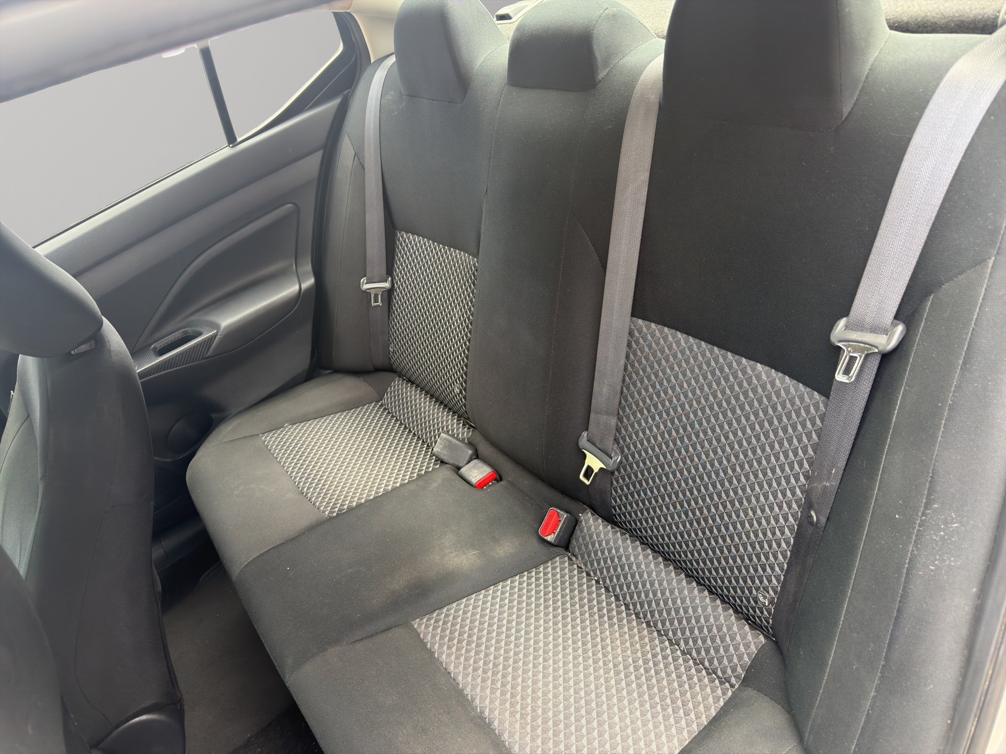2024 Nissan Versa 4 pts. Sense, TM5, a/ac., R-15