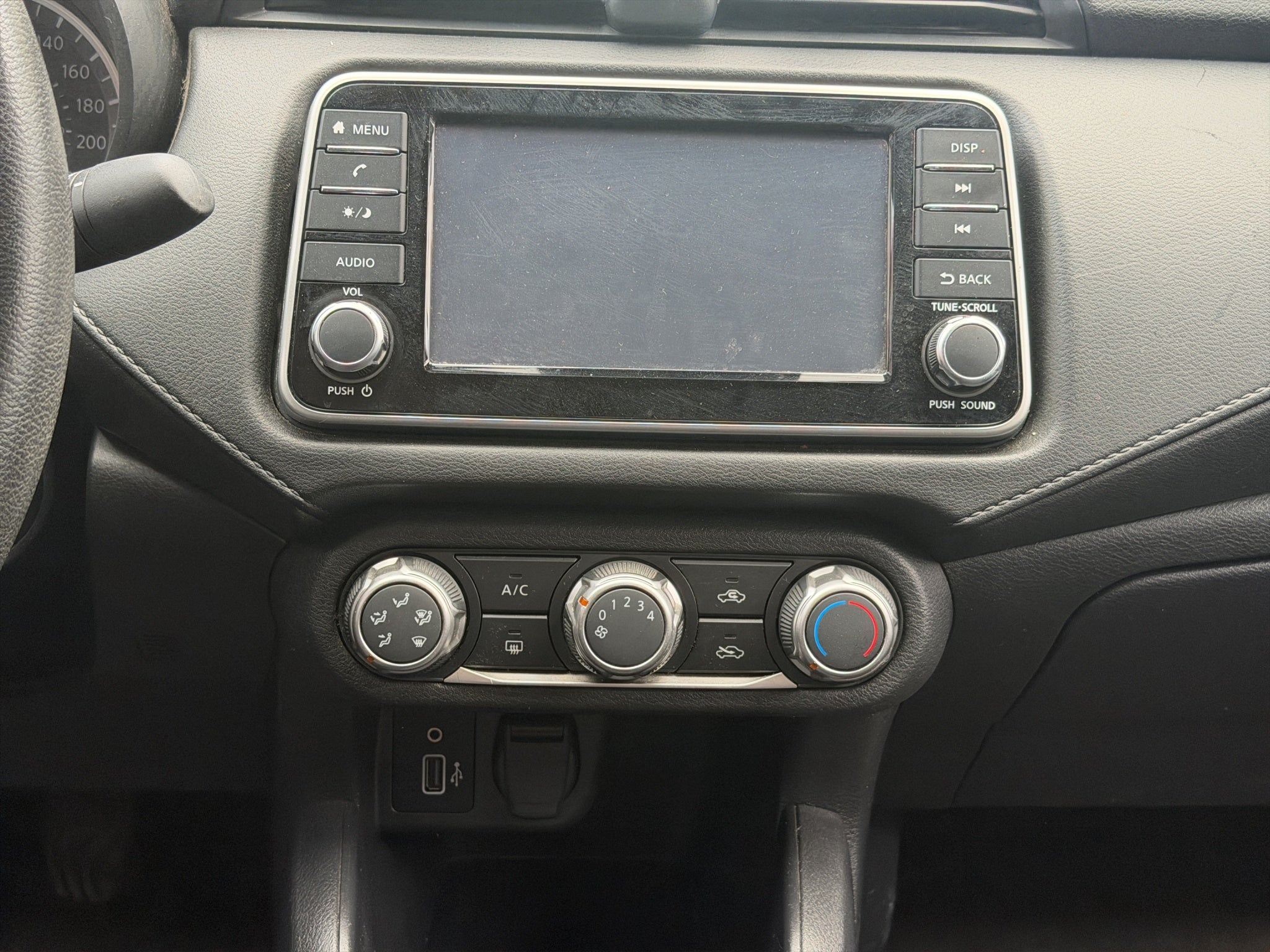2024 Nissan Versa 4 pts. Sense, TM5, a/ac., R-15