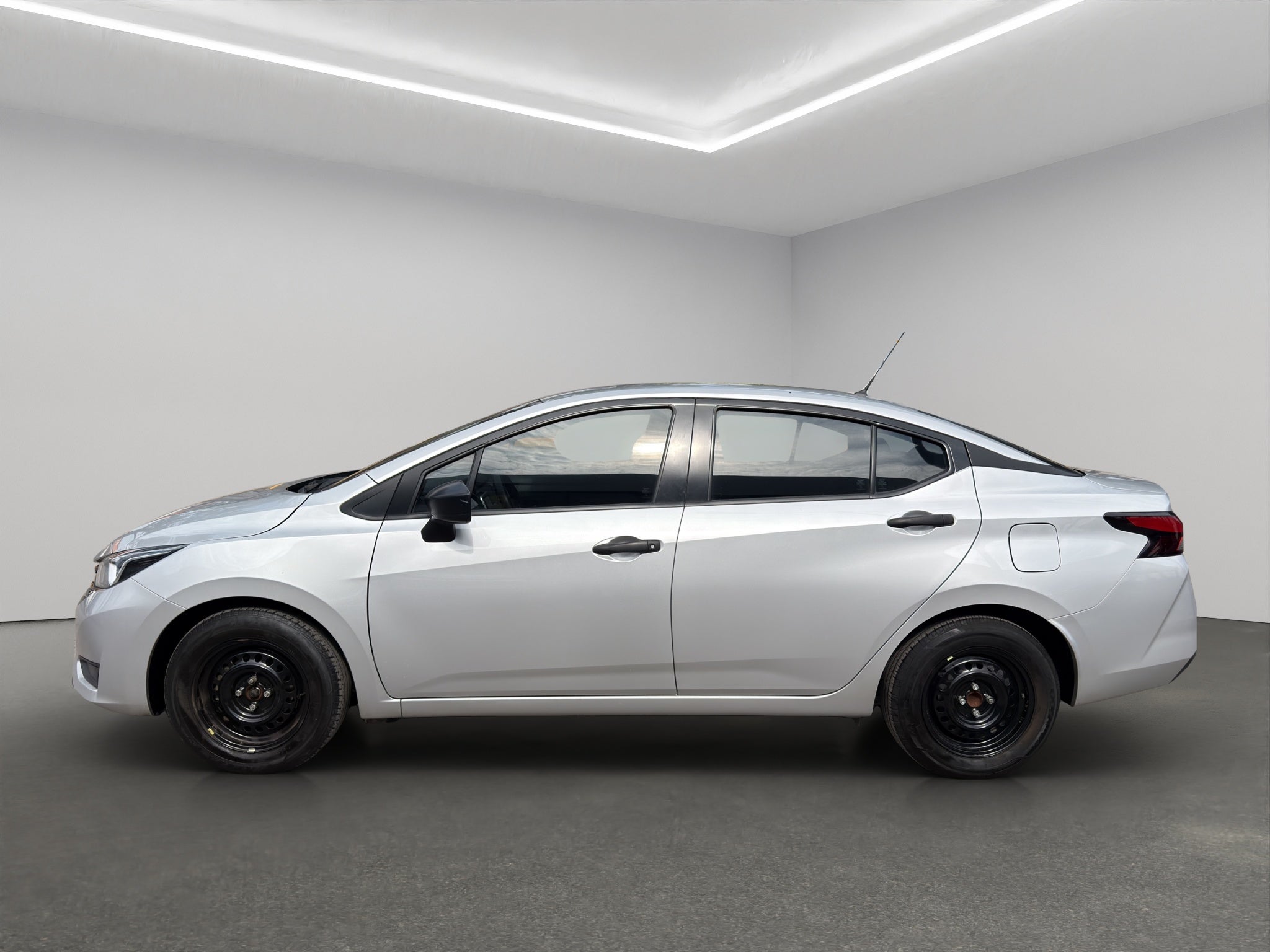 2024 Nissan Versa 4 pts. Sense, TM5, a/ac., R-15
