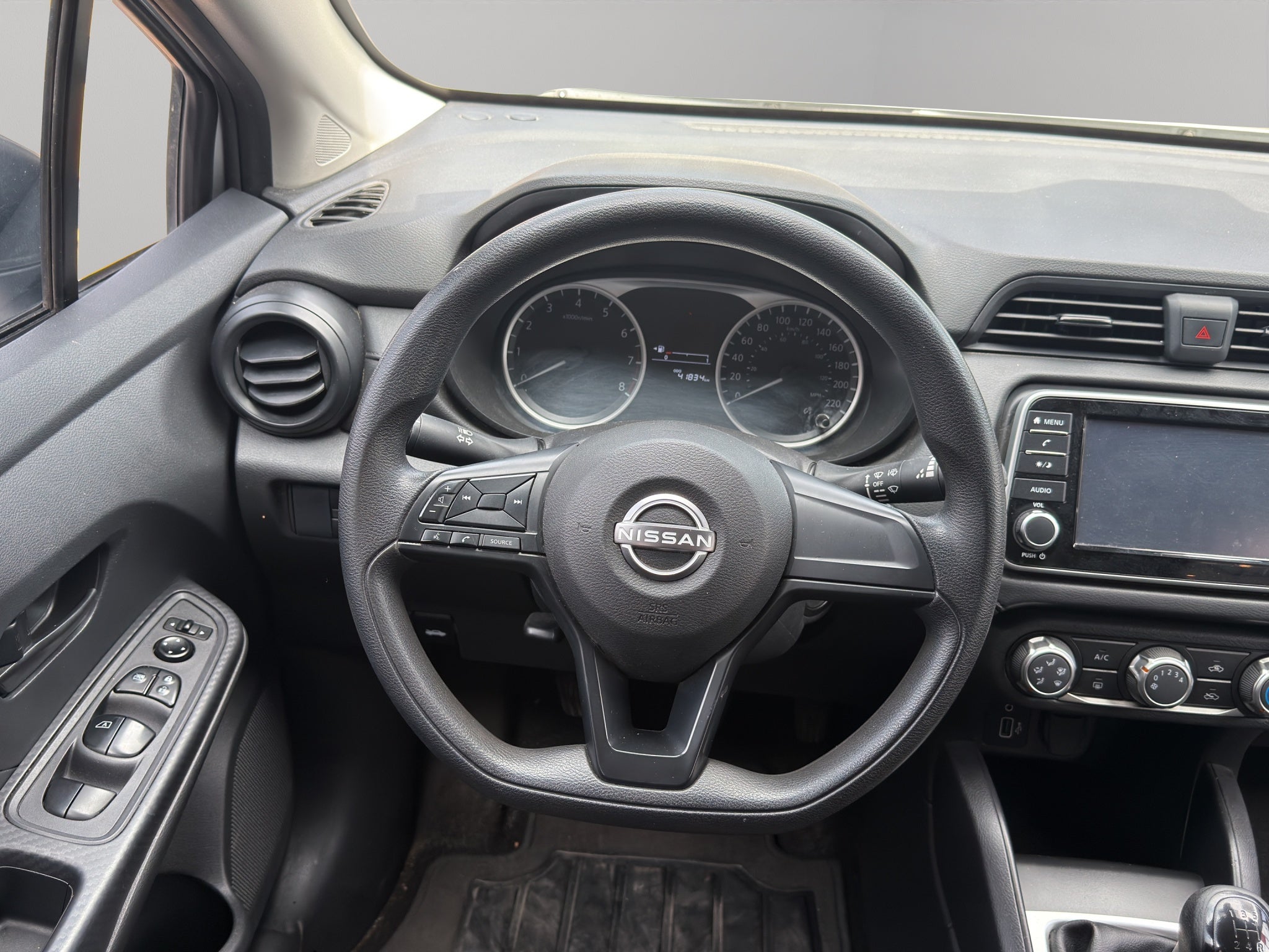 2024 Nissan Versa 4 pts. Sense, TM5, a/ac., R-15