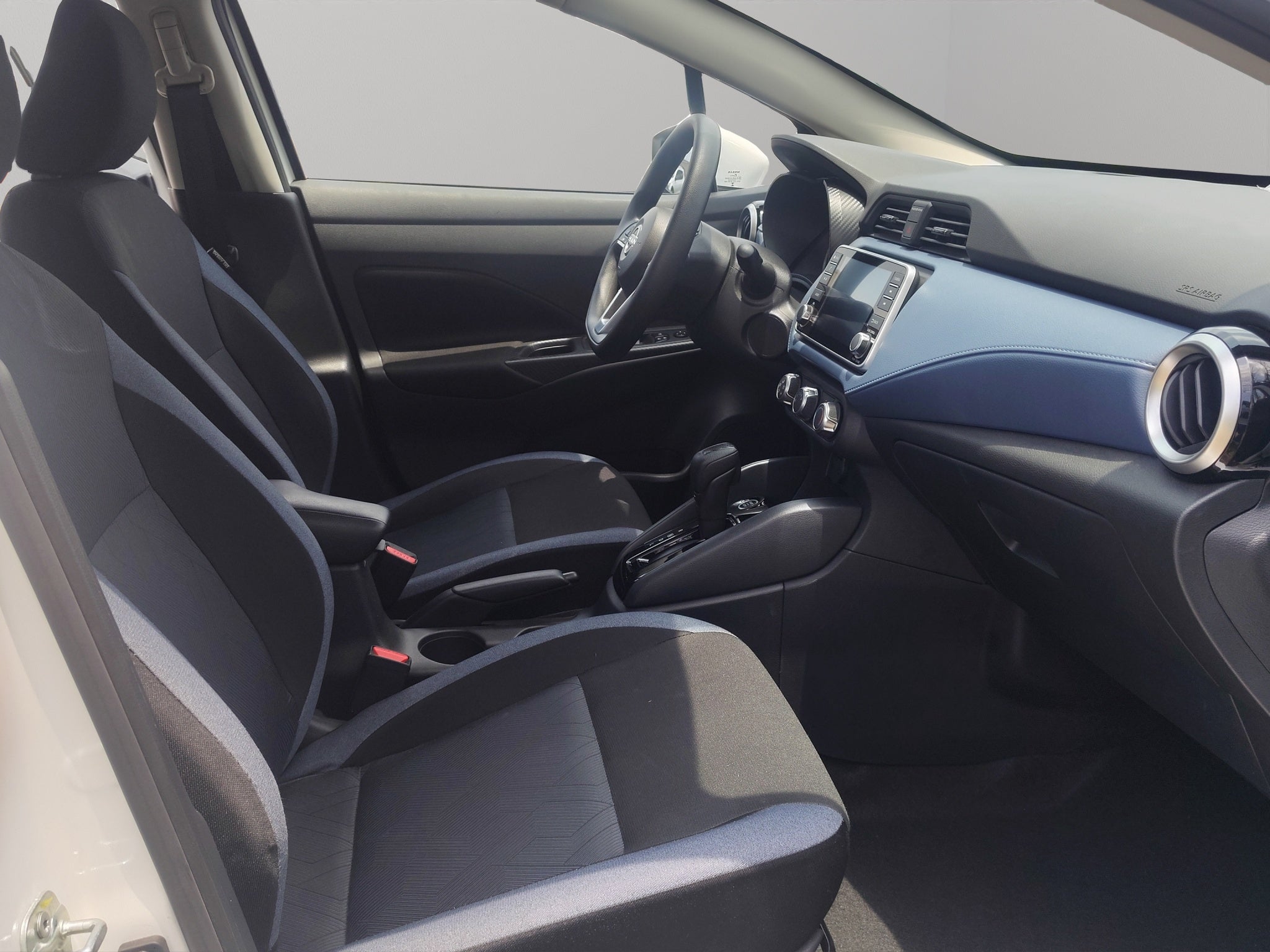 2025 Nissan Versa 4 pts. Advance, TM5, a/ac., f. niebla, RA-16 (línea anterior)