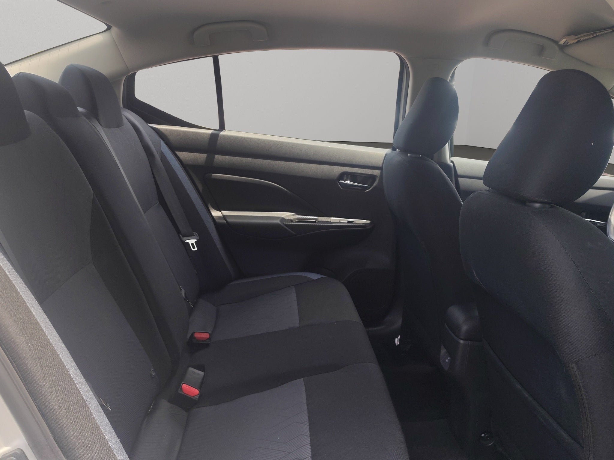 2025 Nissan Versa 4 pts. Advance, TM5, a/ac., f. niebla, RA-16 (línea anterior)