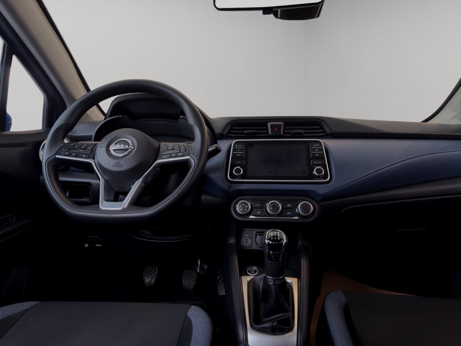 2024 Nissan Versa 4 pts. Advance, TM5, a/ac., f. niebla, RA-16