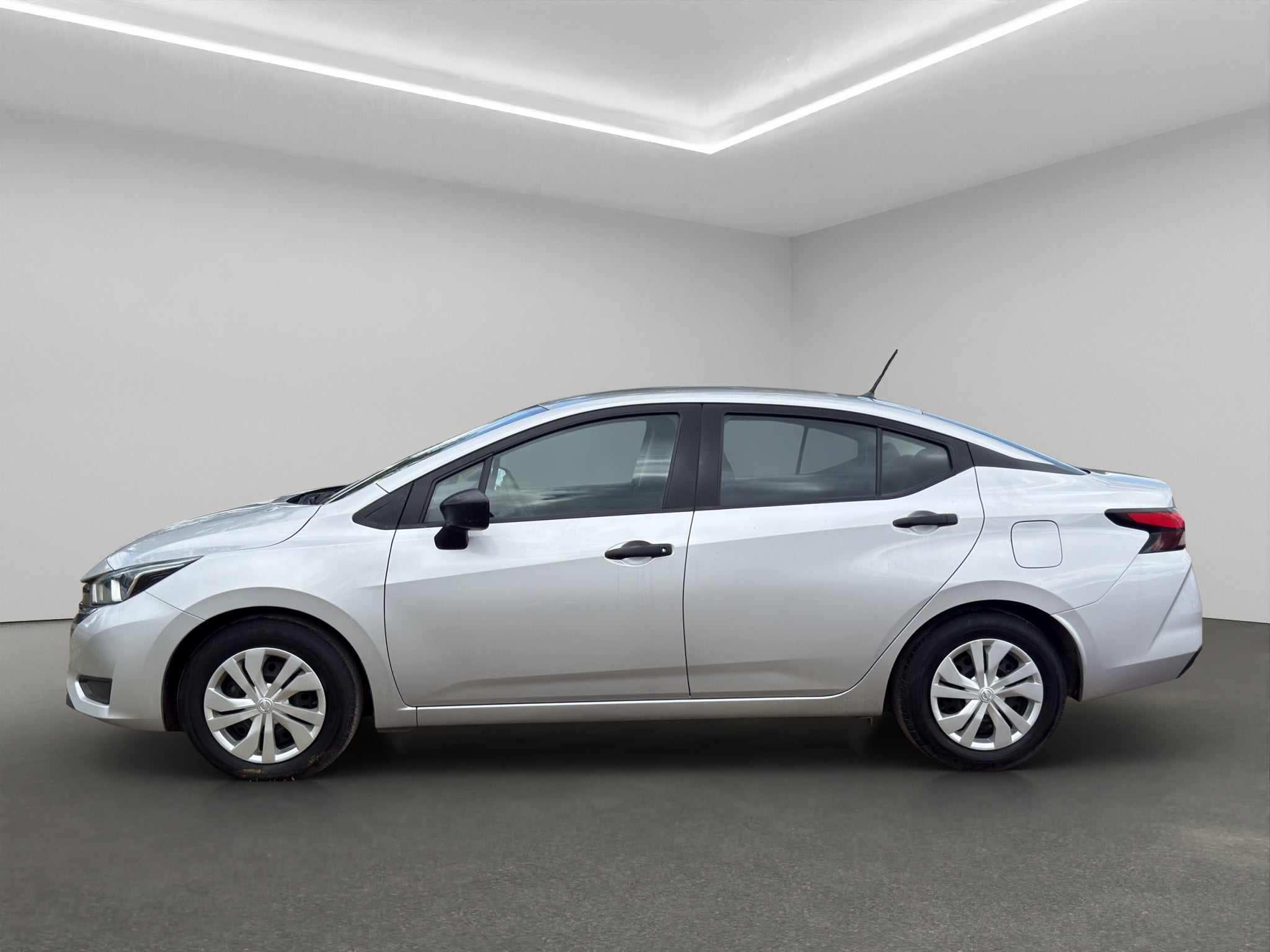 2024 Nissan Versa 4 pts. Sense, TM5, a/ac., R-15