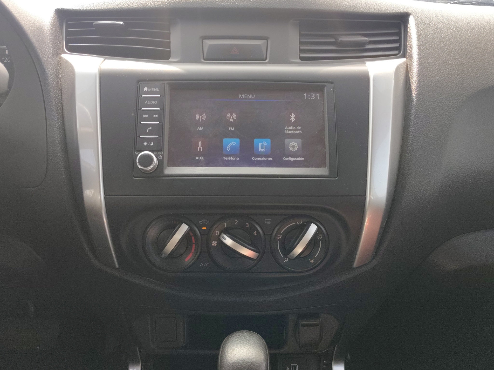 2023 Nissan Comerciales Frontier y NP 300 Frontier Pick-Up 4 pts. Frontier LE, Doble Cab., L4, 2.5l, TM6, a/ac., VE, estribos, RA-17