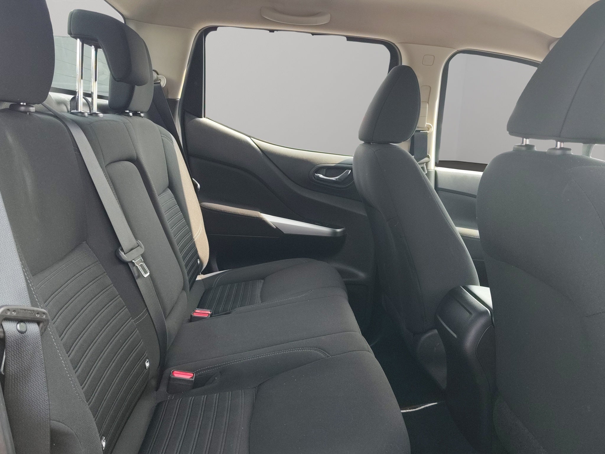 2023 Nissan Comerciales Frontier y NP 300 Frontier Pick-Up 4 pts. Frontier LE, Doble Cab., L4, 2.5l, TM6, a/ac., VE, estribos, RA-17