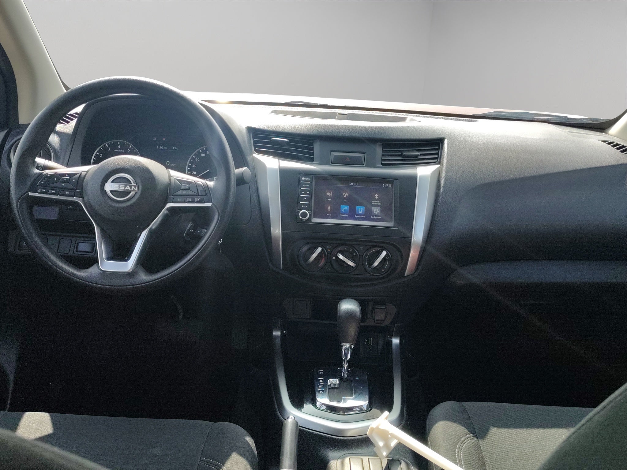 2023 Nissan Comerciales Frontier y NP 300 Frontier Pick-Up 4 pts. Frontier LE, Doble Cab., L4, 2.5l, TM6, a/ac., VE, estribos, RA-17