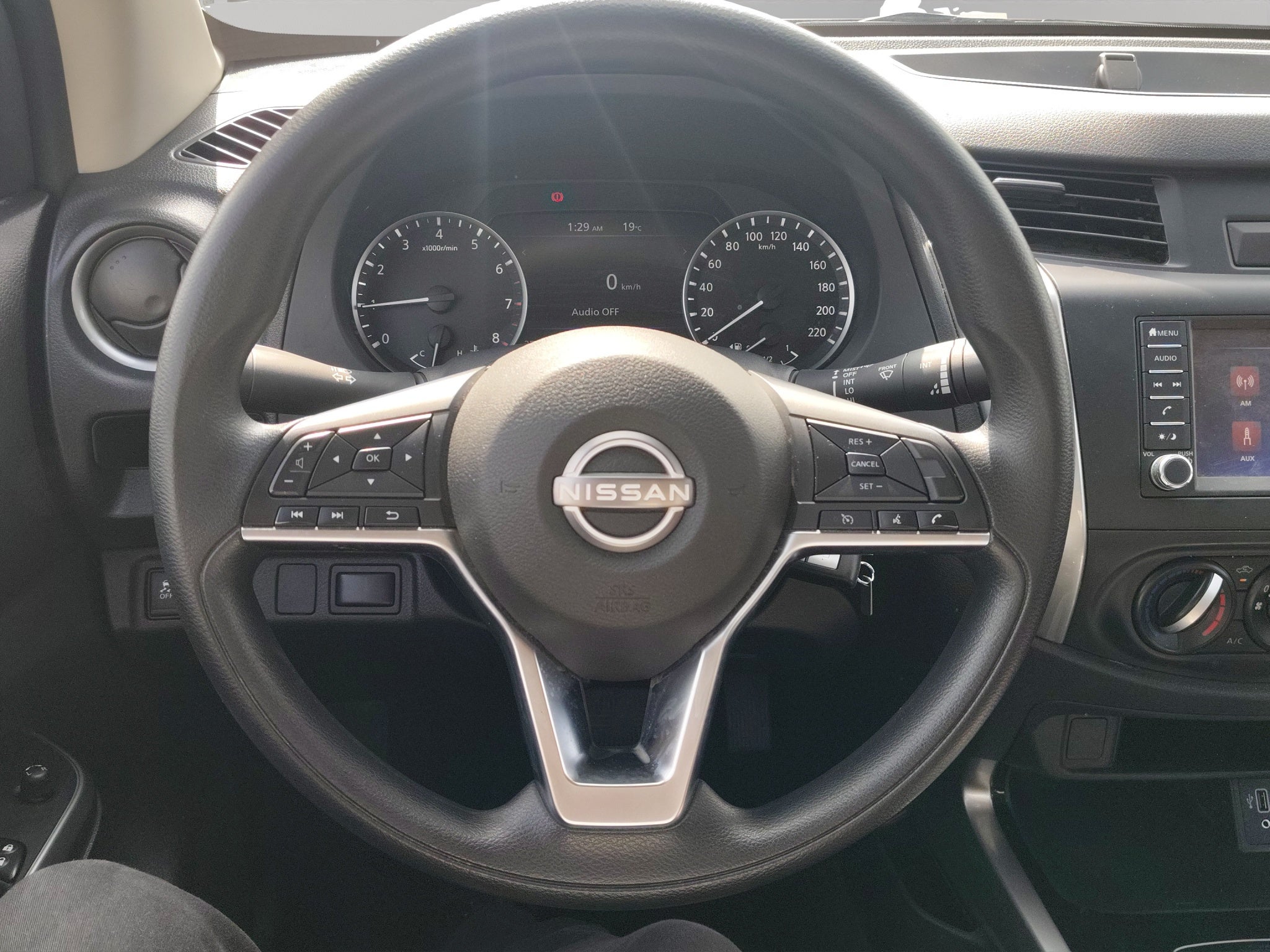 2023 Nissan Comerciales Frontier y NP 300 Frontier Pick-Up 4 pts. Frontier LE, Doble Cab., L4, 2.5l, TM6, a/ac., VE, estribos, RA-17