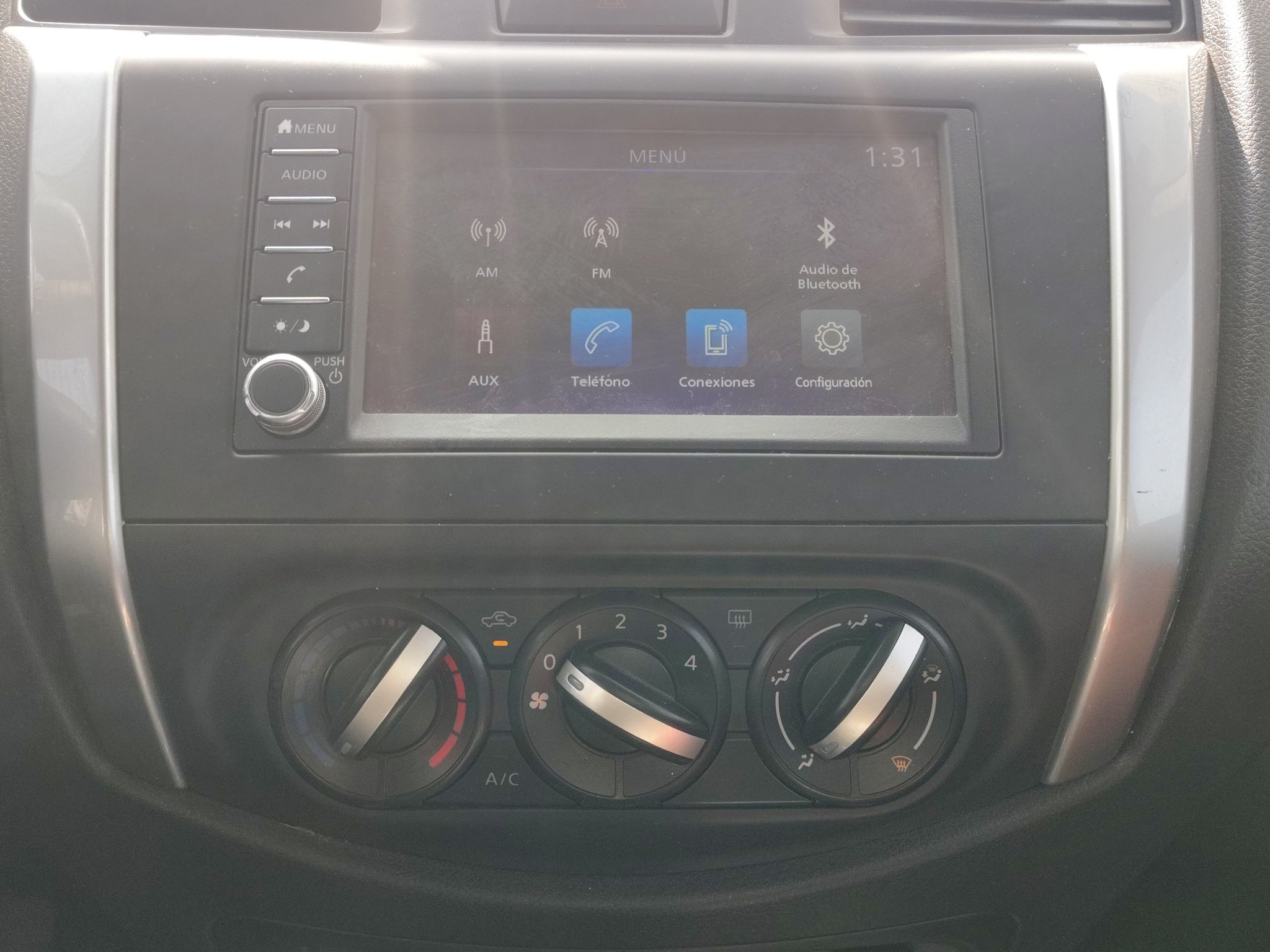 2023 Nissan Comerciales Frontier y NP 300 Frontier Pick-Up 4 pts. Frontier LE, Doble Cab., L4, 2.5l, TM6, a/ac., VE, estribos, RA-17