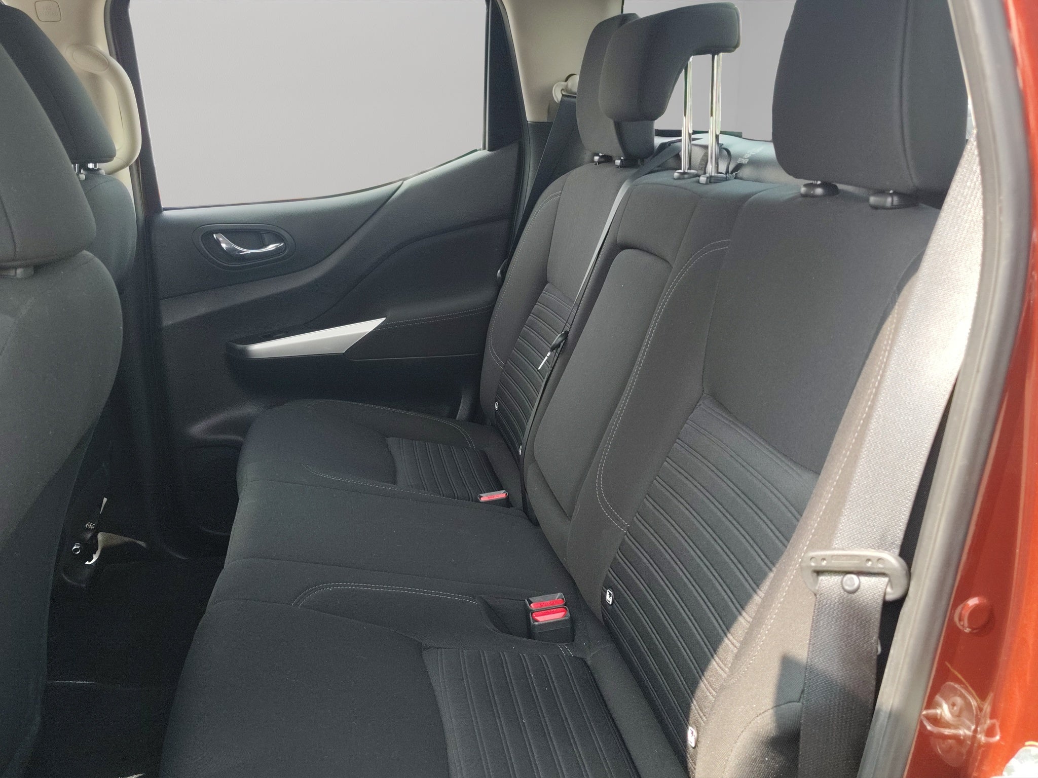 2023 Nissan Comerciales Frontier y NP 300 Frontier Pick-Up 4 pts. Frontier LE, Doble Cab., L4, 2.5l, TM6, a/ac., VE, estribos, RA-17