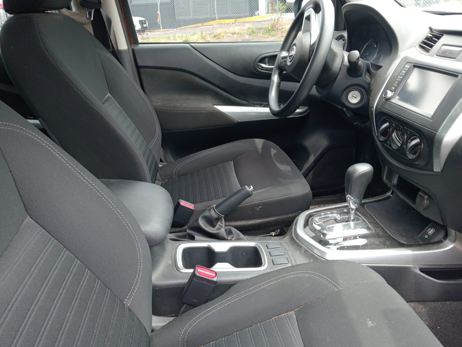 2023 Nissan Comerciales Frontier y NP 300 Frontier Pick-Up 4 pts. Frontier LE, Doble Cab., L4, 2.5l, TM6, a/ac., VE, estribos, RA-17