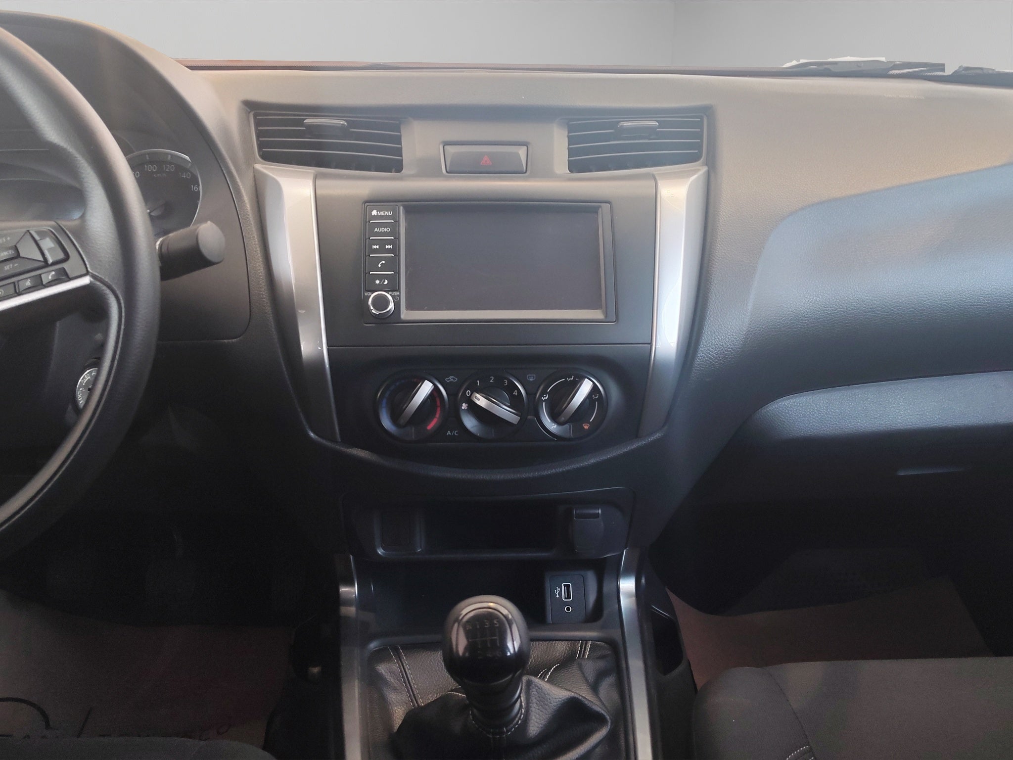 2023 Nissan Comerciales Frontier y NP 300 Frontier Pick-Up 4 pts. Frontier LE, Doble Cab., L4, 2.5l, TM6, a/ac., VE, estribos, RA-17