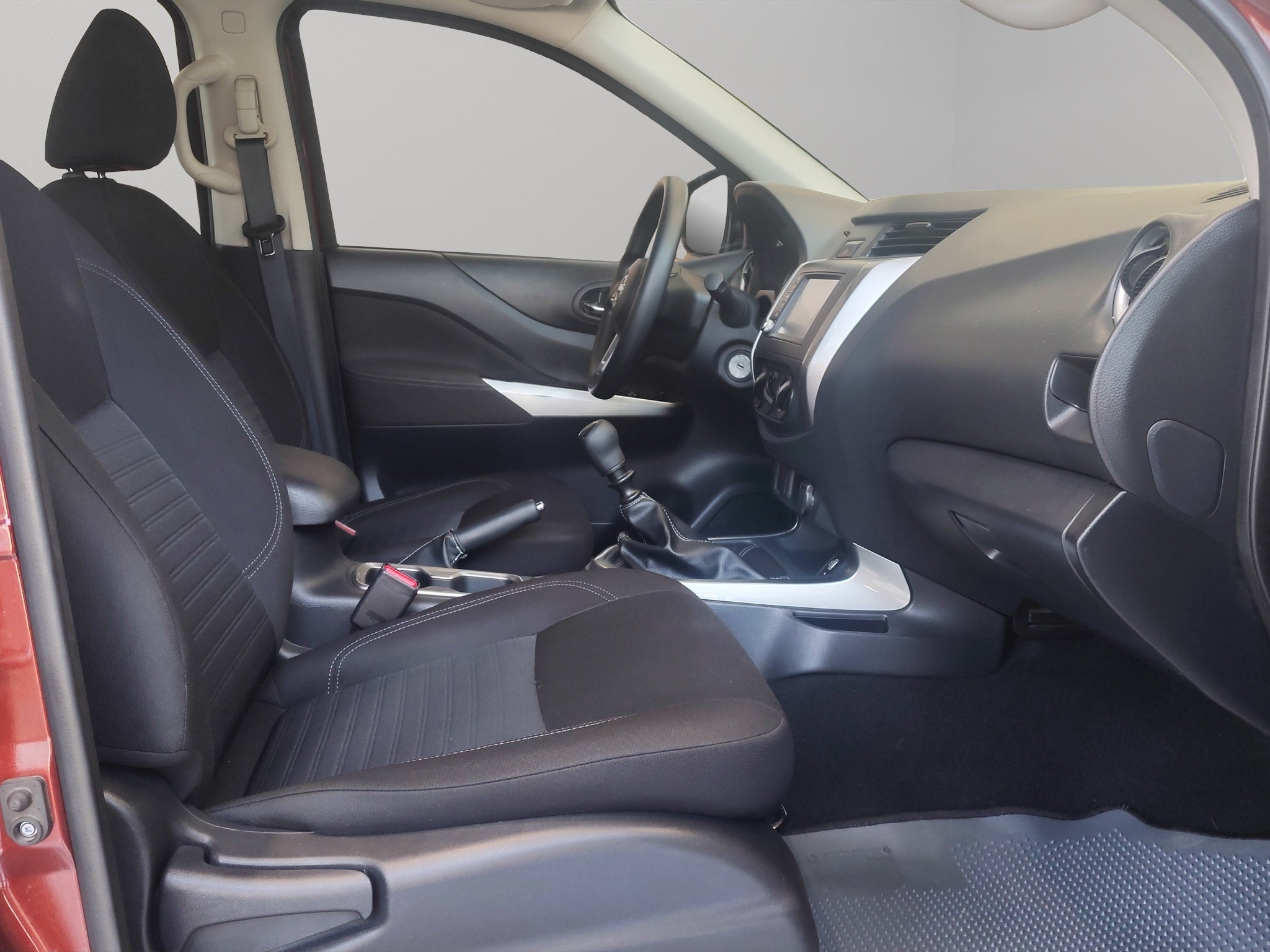2023 Nissan Comerciales Frontier y NP 300 Frontier Pick-Up 4 pts. Frontier LE, Doble Cab., L4, 2.5l, TM6, a/ac., VE, estribos, RA-17