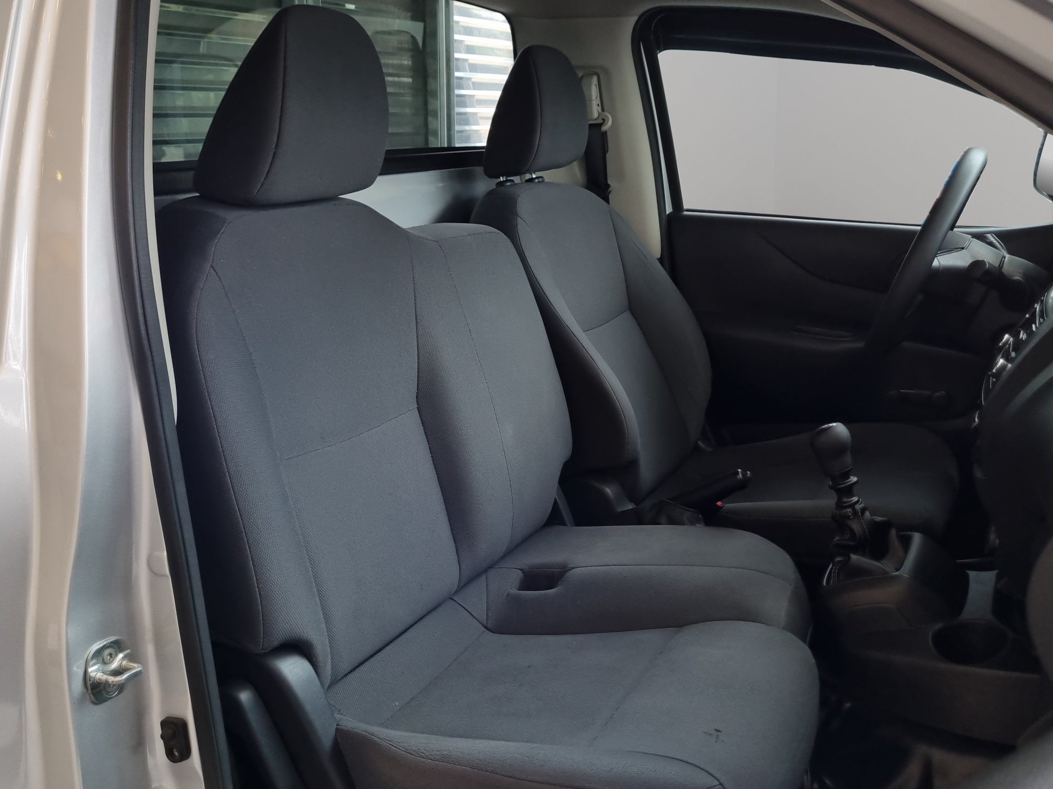 2023 Nissan Comerciales NP300 2 pts. Chas. Cab., TD, TM6, a/ac.