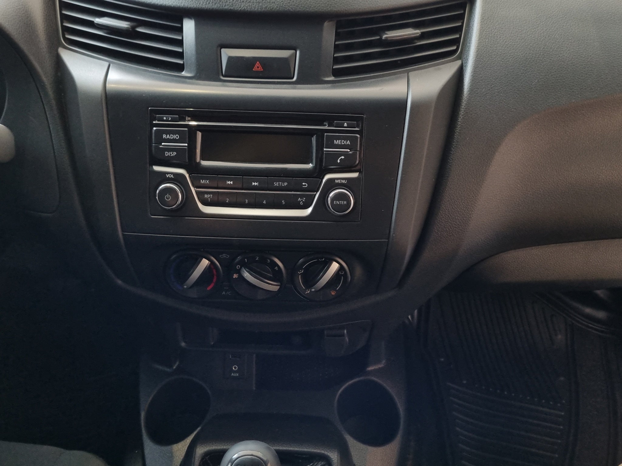 2023 Nissan Comerciales NP300 2 pts. Chas. Cab., TD, TM6, a/ac.