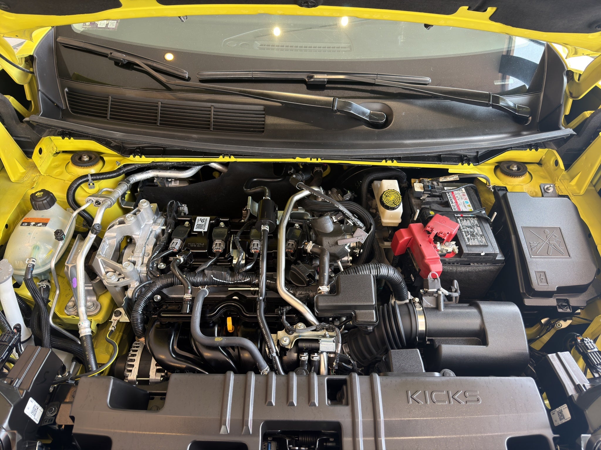 2025 Nissan Kicks VUD 5 pts. Platinum, 2.0l, TA, TP, s. Bose, pantalla touch 12