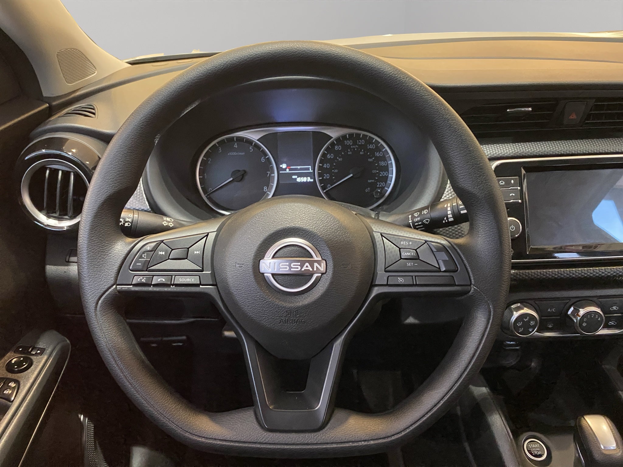 2025 Nissan Kicks VUD 5 pts. Play Advance e-Power, E-REV, TA, RA-17 (línea nueva)