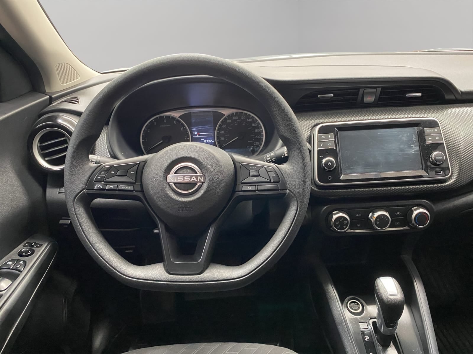 2025 Nissan Kicks VUD 5 pts. Play Advance, 1.6l, TM5, RA-17 (línea nueva)