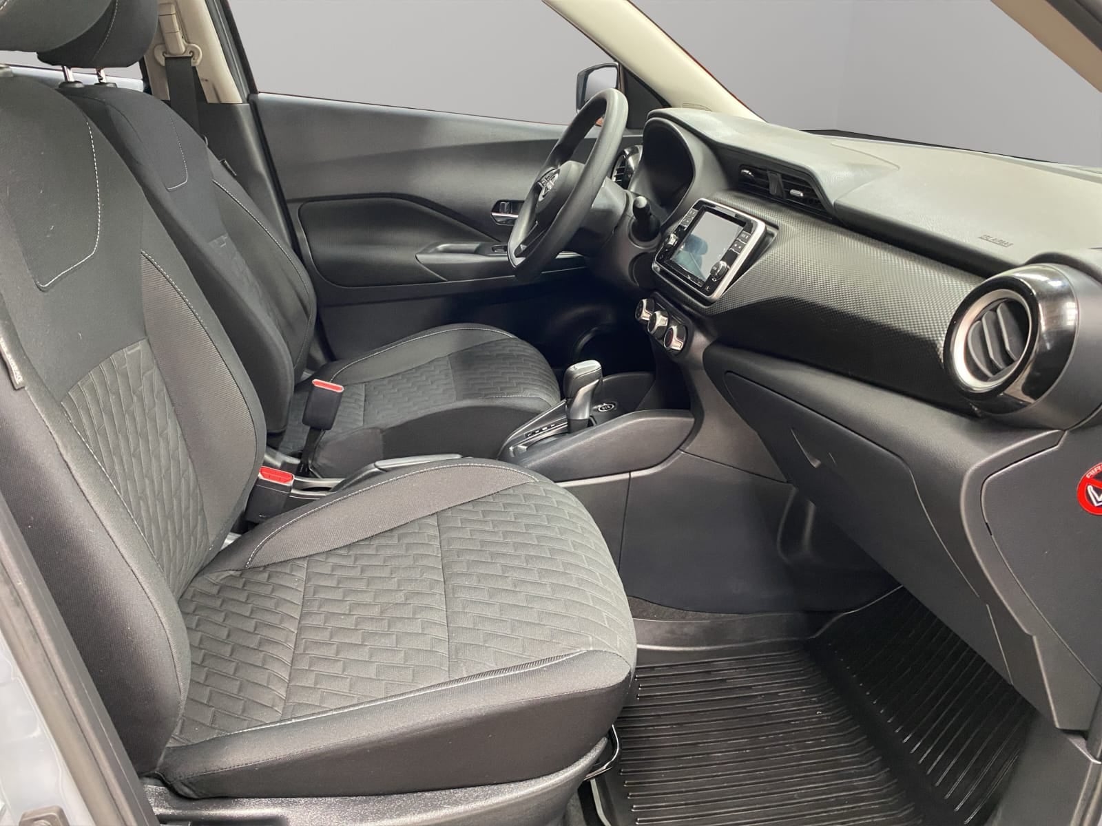 2025 Nissan Kicks VUD 5 pts. Play Advance, 1.6l, TM5, RA-17 (línea nueva)