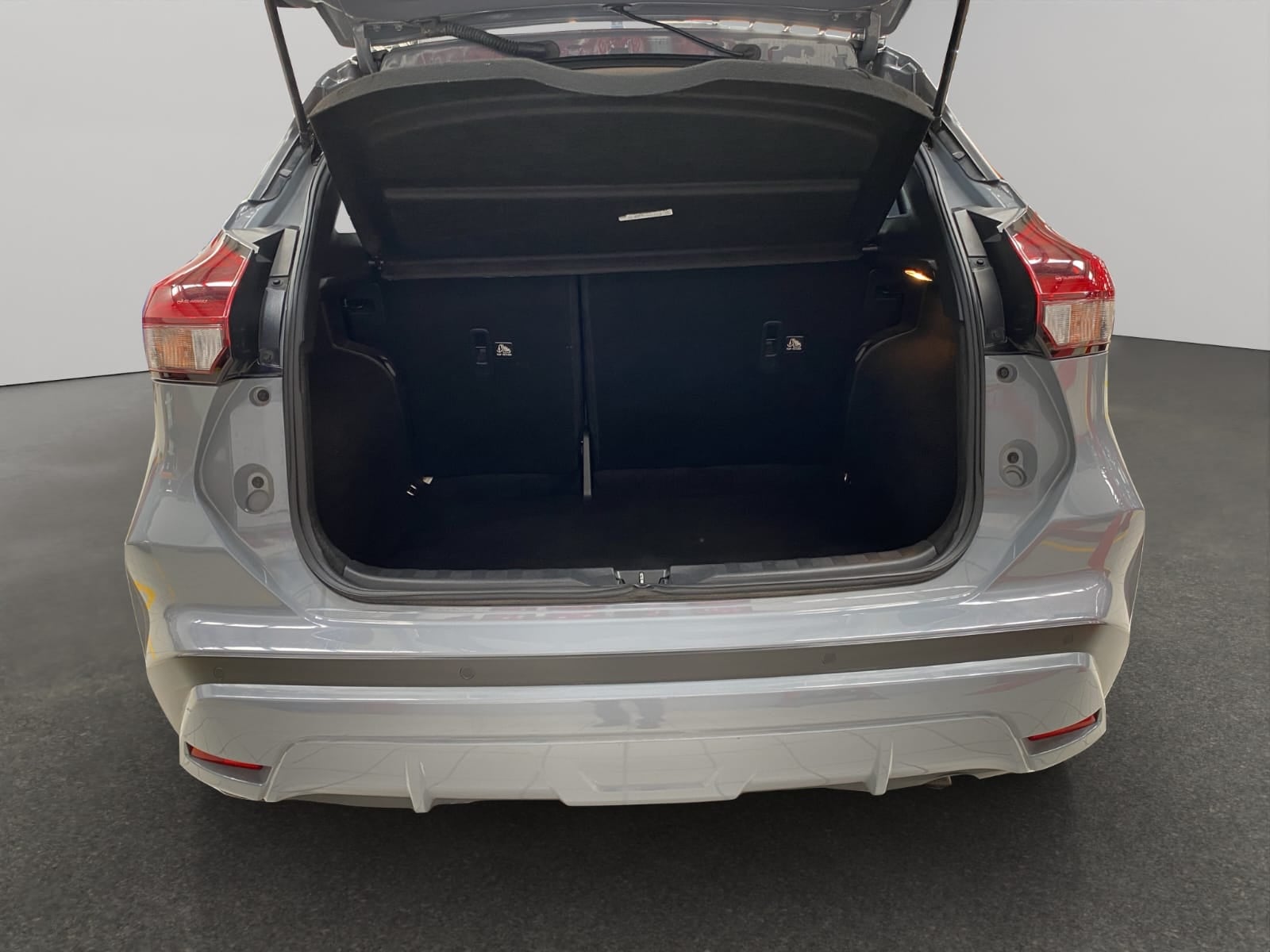 2025 Nissan Kicks VUD 5 pts. Play Advance, 1.6l, TM5, RA-17 (línea nueva)