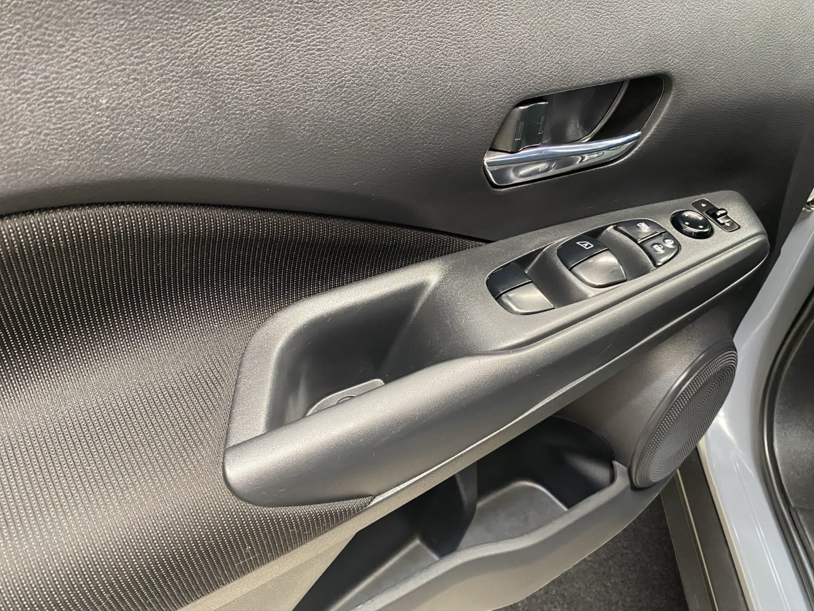 2025 Nissan Kicks VUD 5 pts. Play Advance, 1.6l, TM5, RA-17 (línea nueva)