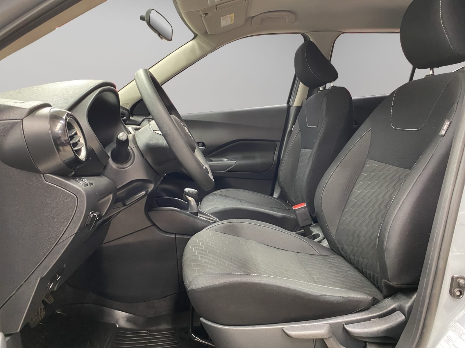2025 Nissan Kicks VUD 5 pts. Play Advance, 1.6l, TM5, RA-17 (línea nueva)