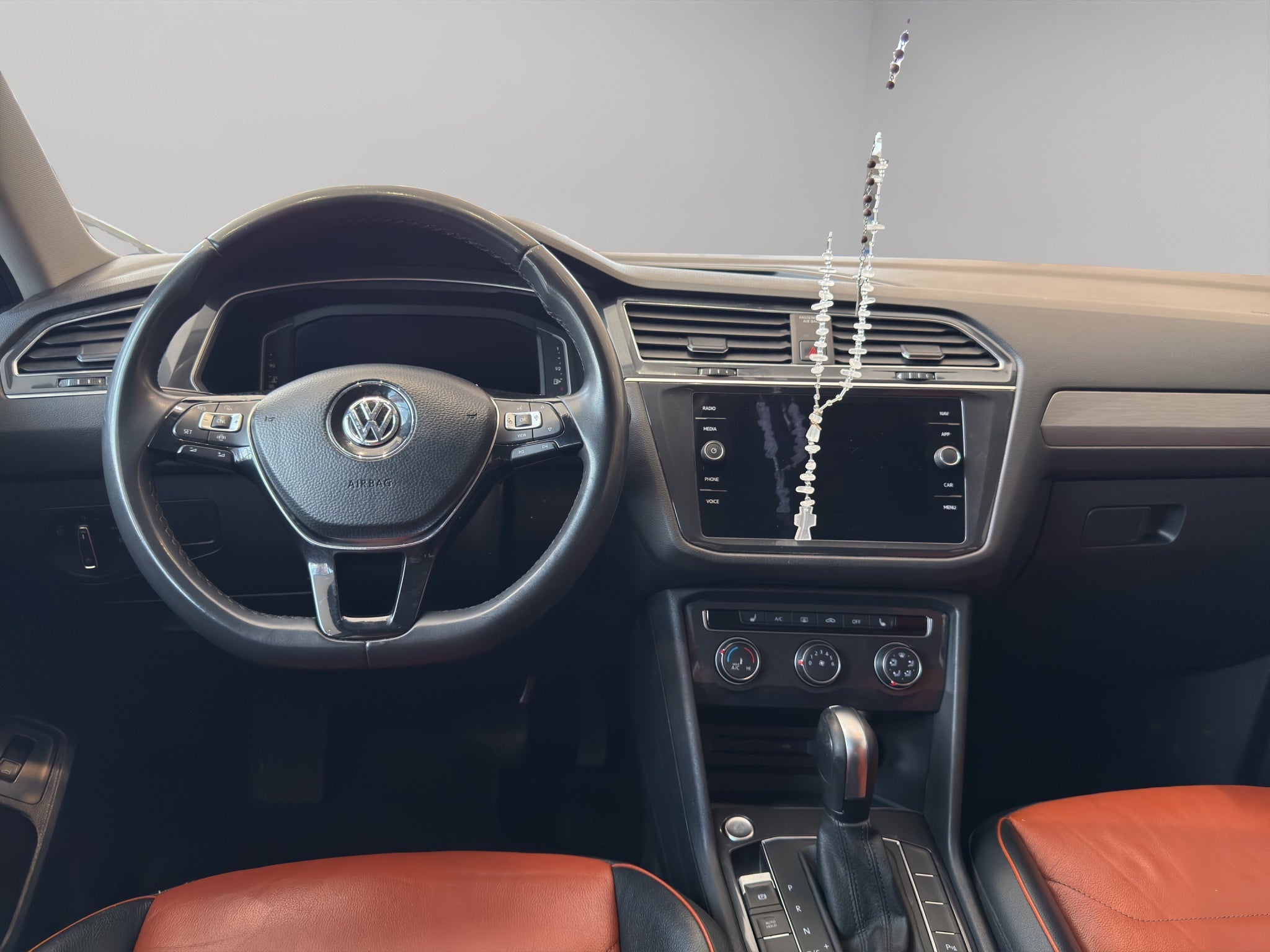 2021 Volkswagen Tiguan VUD 5 pts. Comfortline, 1.4T, DSG, piel, f. niebla, cámara reversa, RA-17