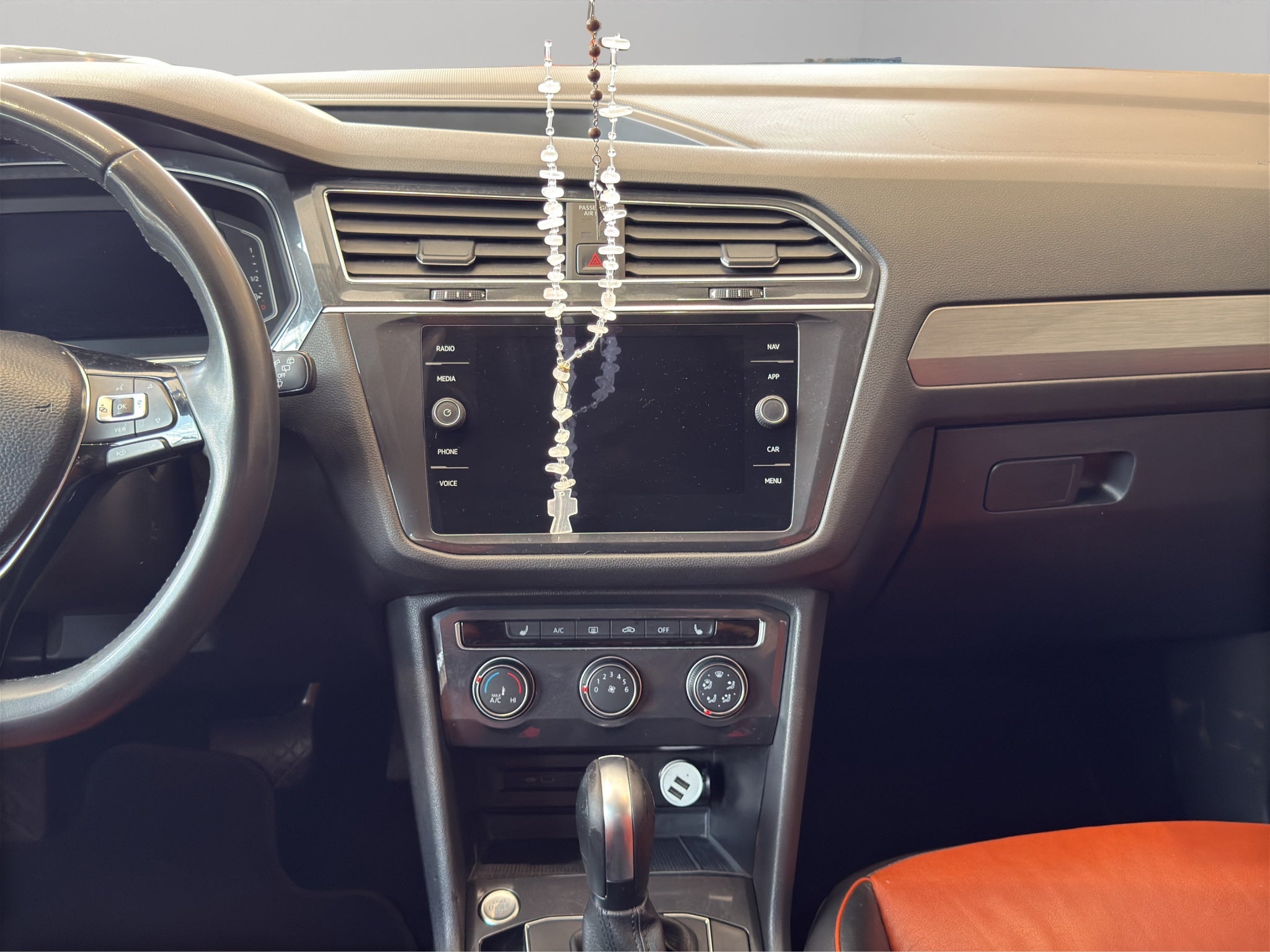 2021 Volkswagen Tiguan VUD 5 pts. Comfortline, 1.4T, DSG, piel, f. niebla, cámara reversa, RA-17