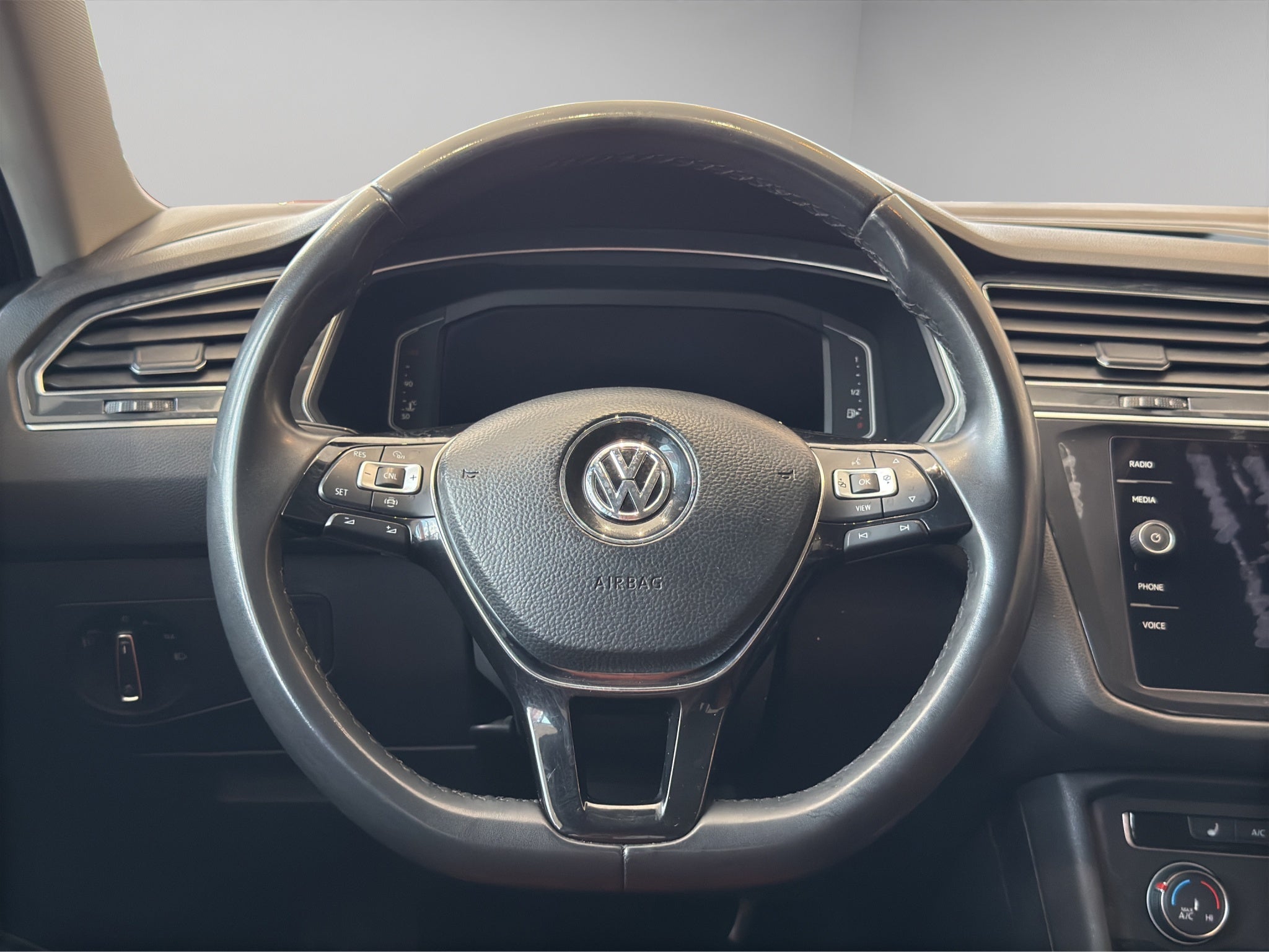 2021 Volkswagen Tiguan VUD 5 pts. Comfortline, 1.4T, DSG, piel, f. niebla, cámara reversa, RA-17