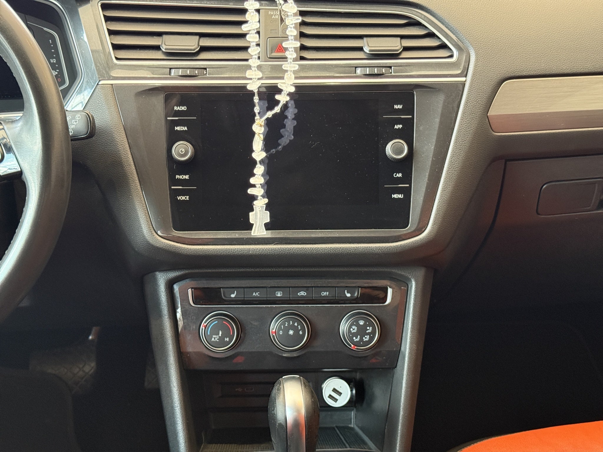 2021 Volkswagen Tiguan VUD 5 pts. Comfortline, 1.4T, DSG, piel, f. niebla, cámara reversa, RA-17