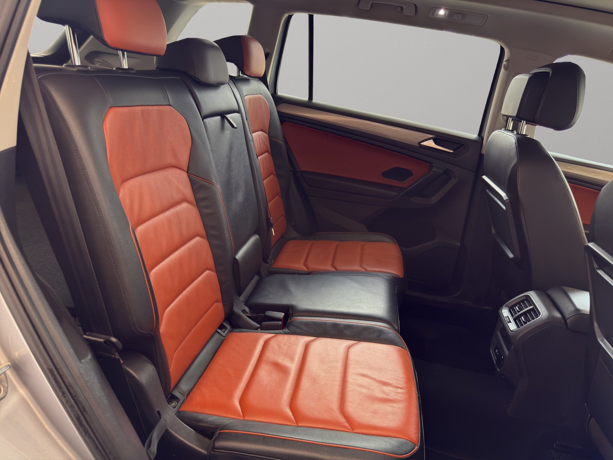 2021 Volkswagen Tiguan VUD 5 pts. Comfortline, 1.4T, DSG, piel, f. niebla, cámara reversa, RA-17