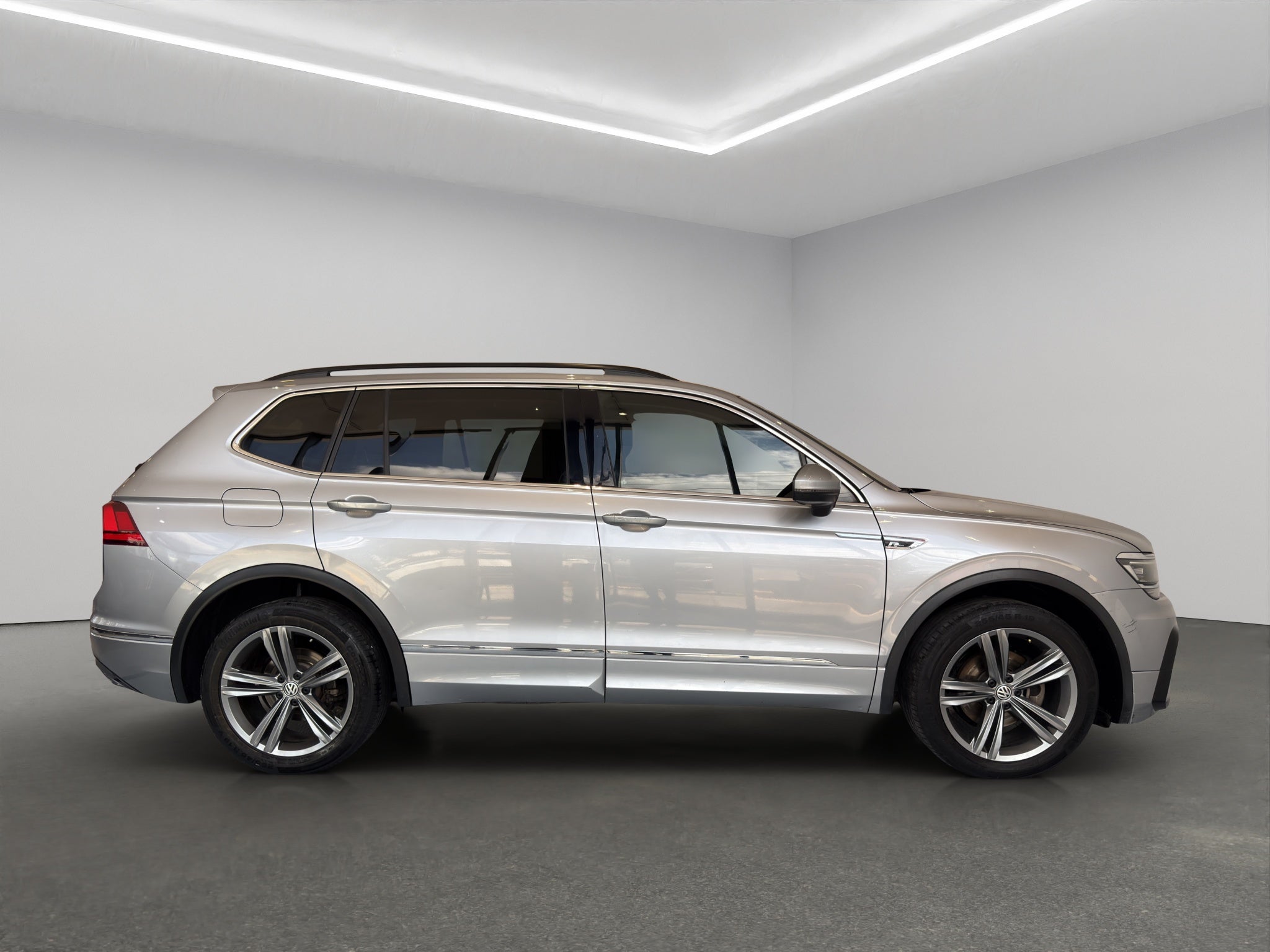 2021 Volkswagen Tiguan VUD 5 pts. Comfortline, 1.4T, DSG, piel, f. niebla, cámara reversa, RA-17