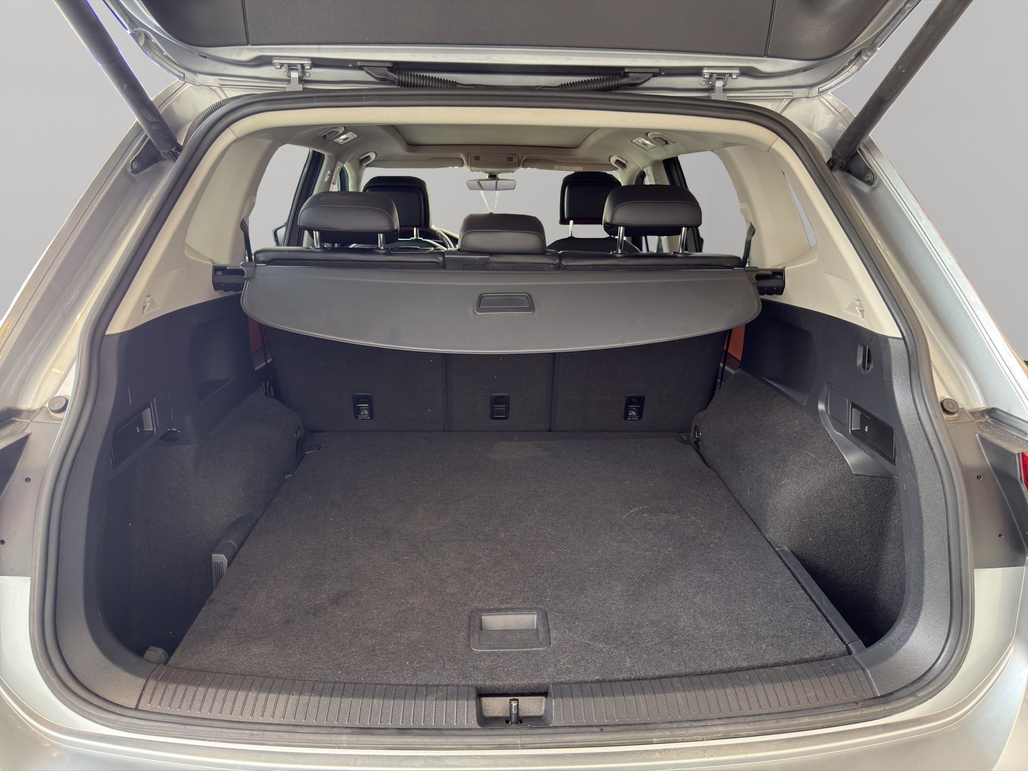 2021 Volkswagen Tiguan VUD 5 pts. Comfortline, 1.4T, DSG, piel, f. niebla, cámara reversa, RA-17