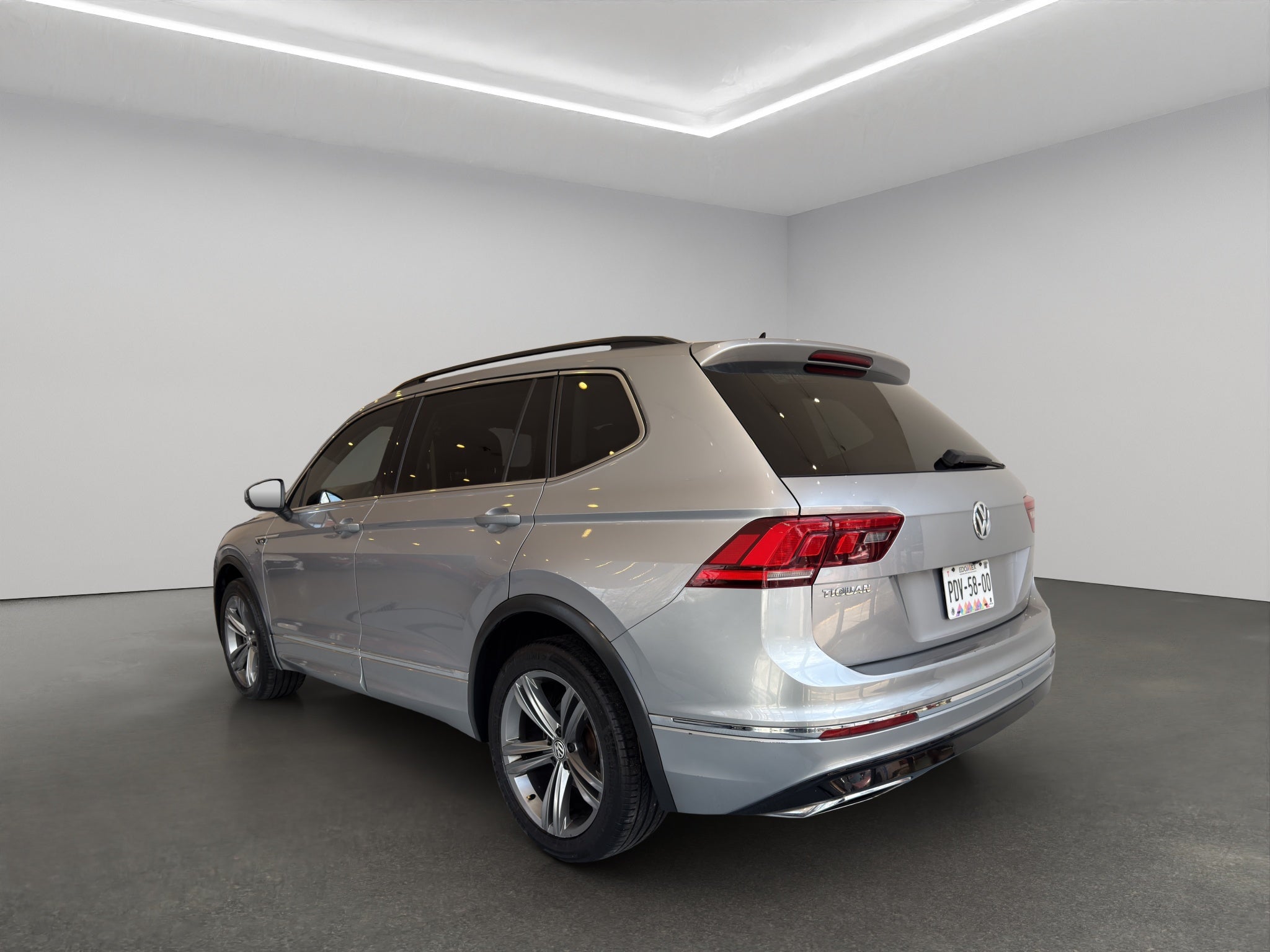 2021 Volkswagen Tiguan VUD 5 pts. Comfortline, 1.4T, DSG, piel, f. niebla, cámara reversa, RA-17