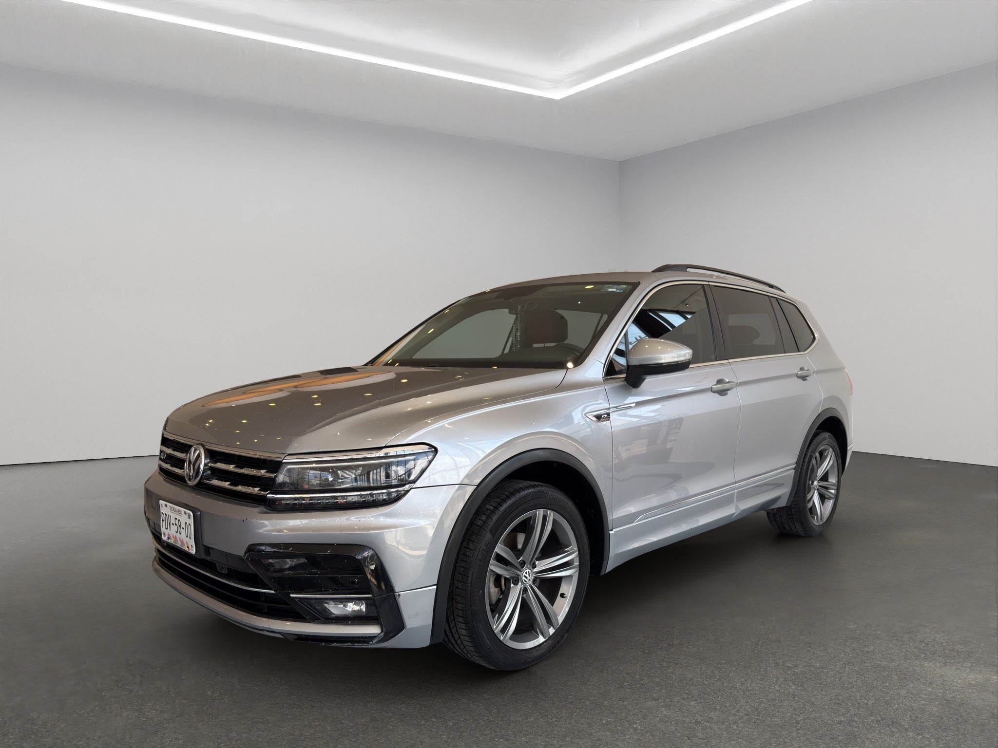 2021 Volkswagen Tiguan VUD 5 pts. Comfortline, 1.4T, DSG, piel, f. niebla, cámara reversa, RA-17
