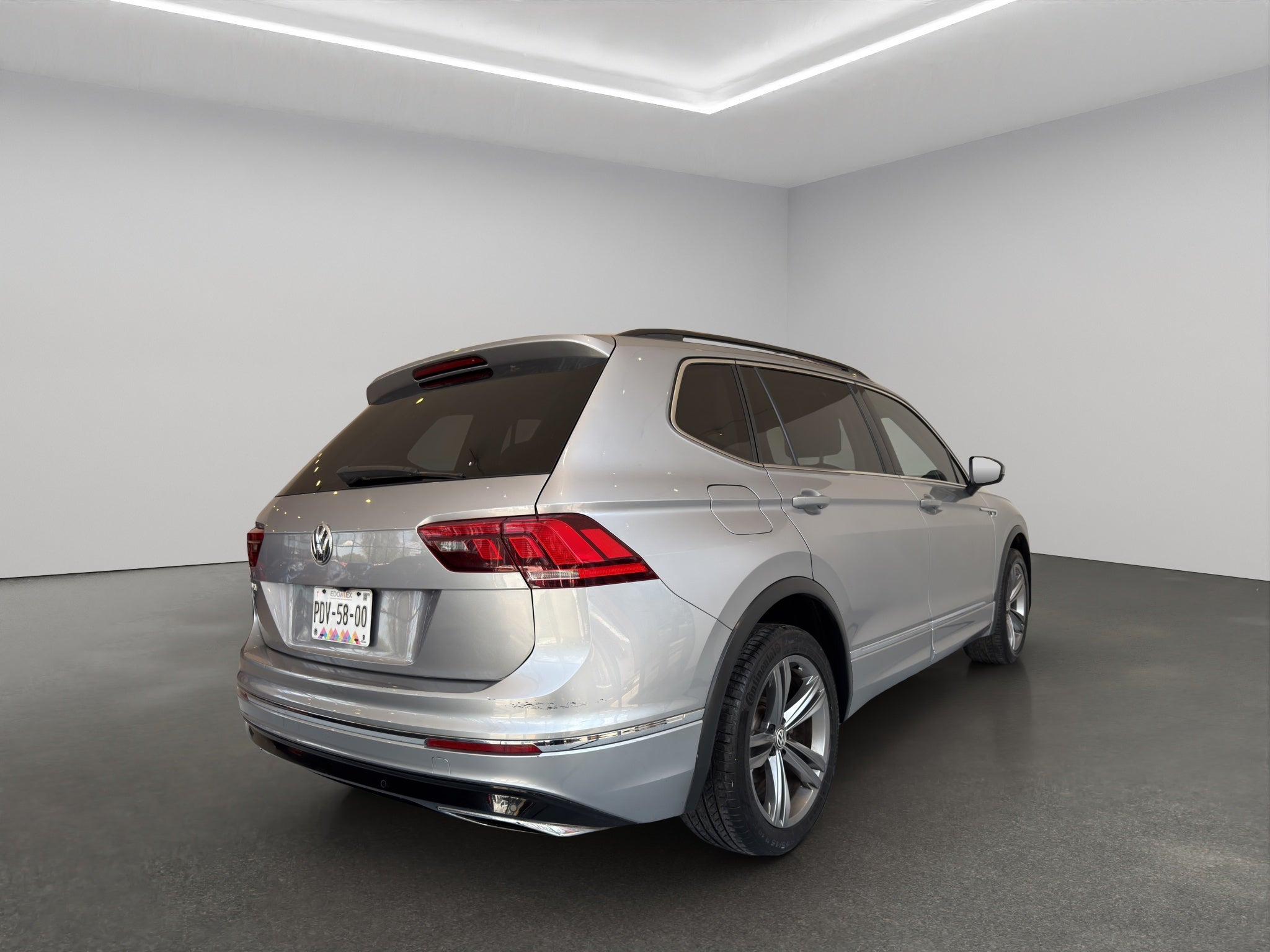 2021 Volkswagen Tiguan VUD 5 pts. Comfortline, 1.4T, DSG, piel, f. niebla, cámara reversa, RA-17