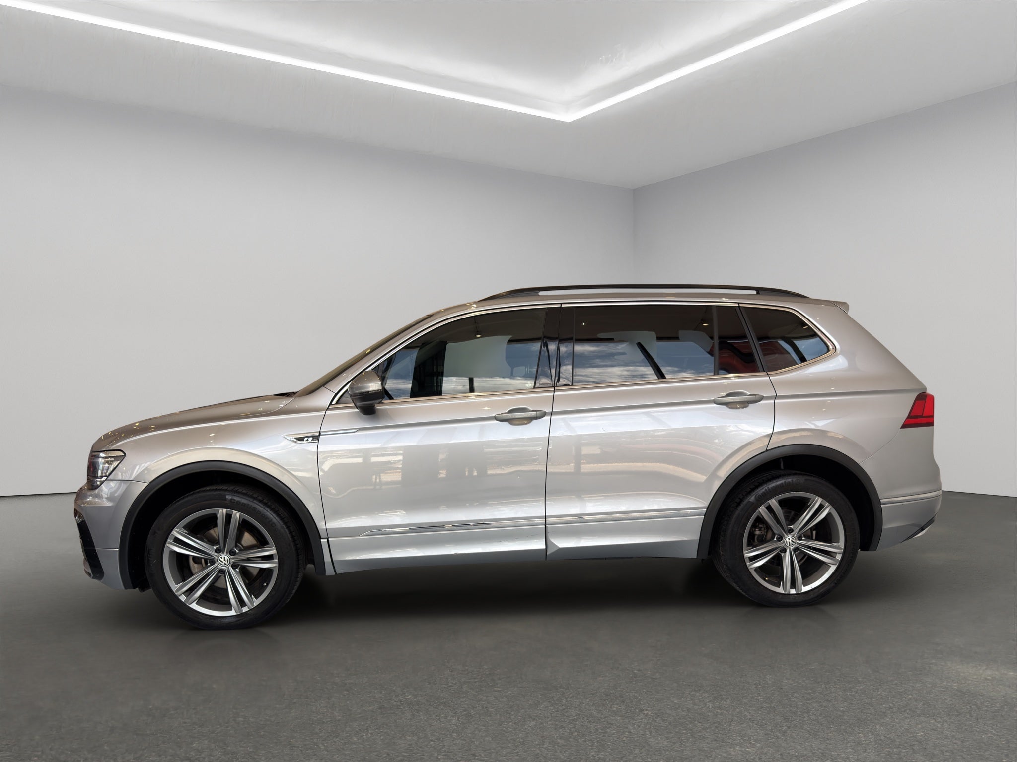 2021 Volkswagen Tiguan VUD 5 pts. Comfortline, 1.4T, DSG, piel, f. niebla, cámara reversa, RA-17