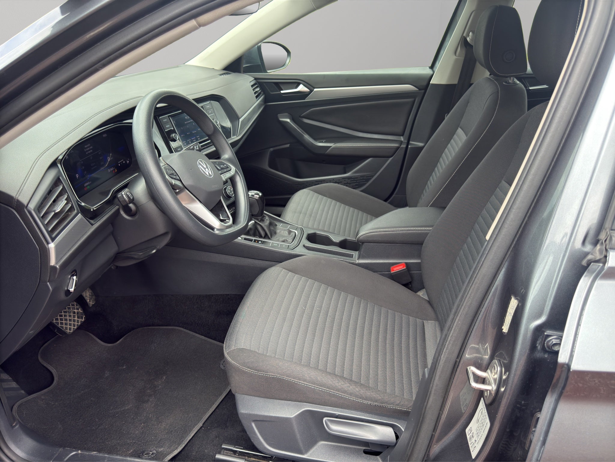2024 Volkswagen Jetta A7 4 pts. Trendline, 1.4T, TM5, R-16 (línea anterior)